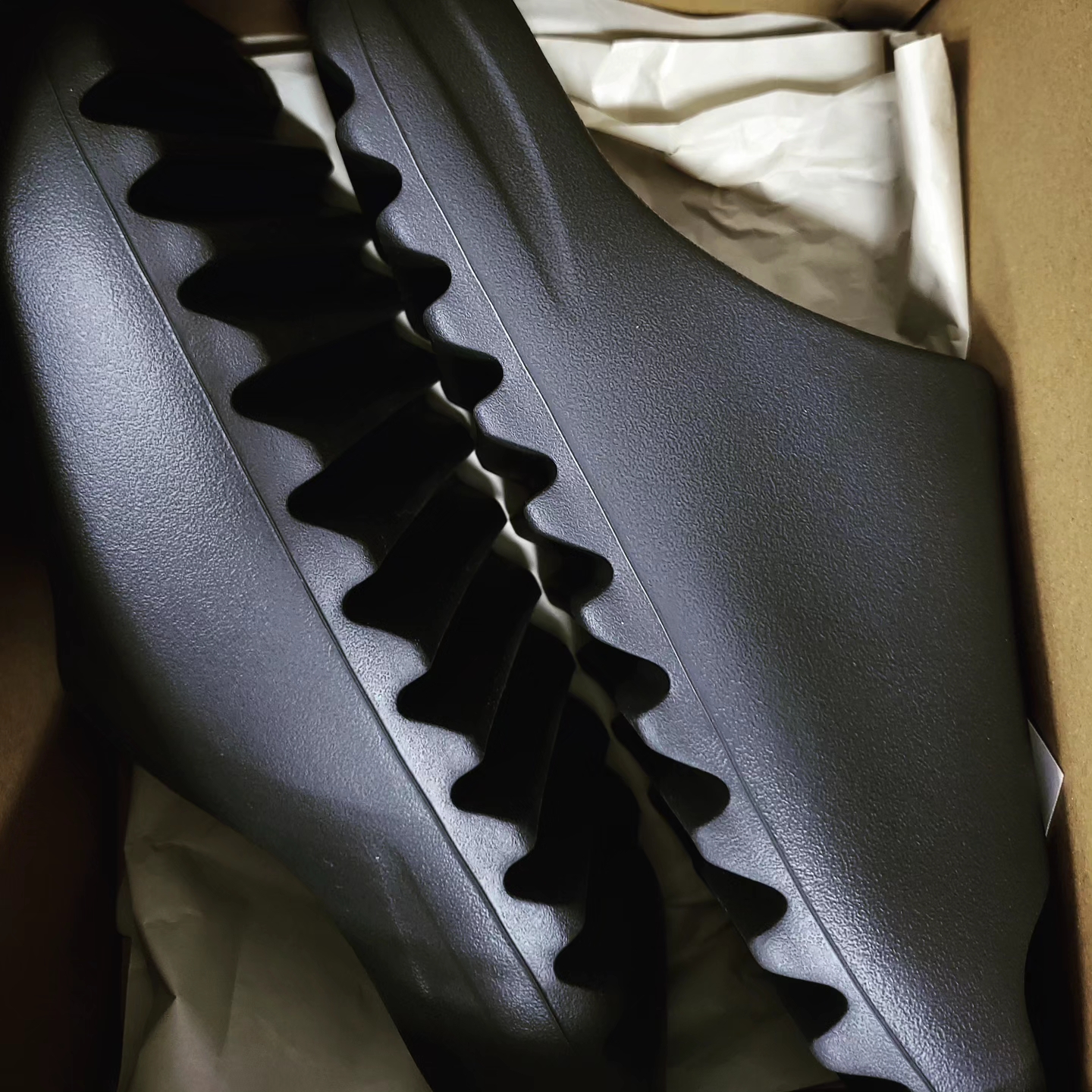 Adidas Yeezy Slide Onyx 착용 스타일 - 2