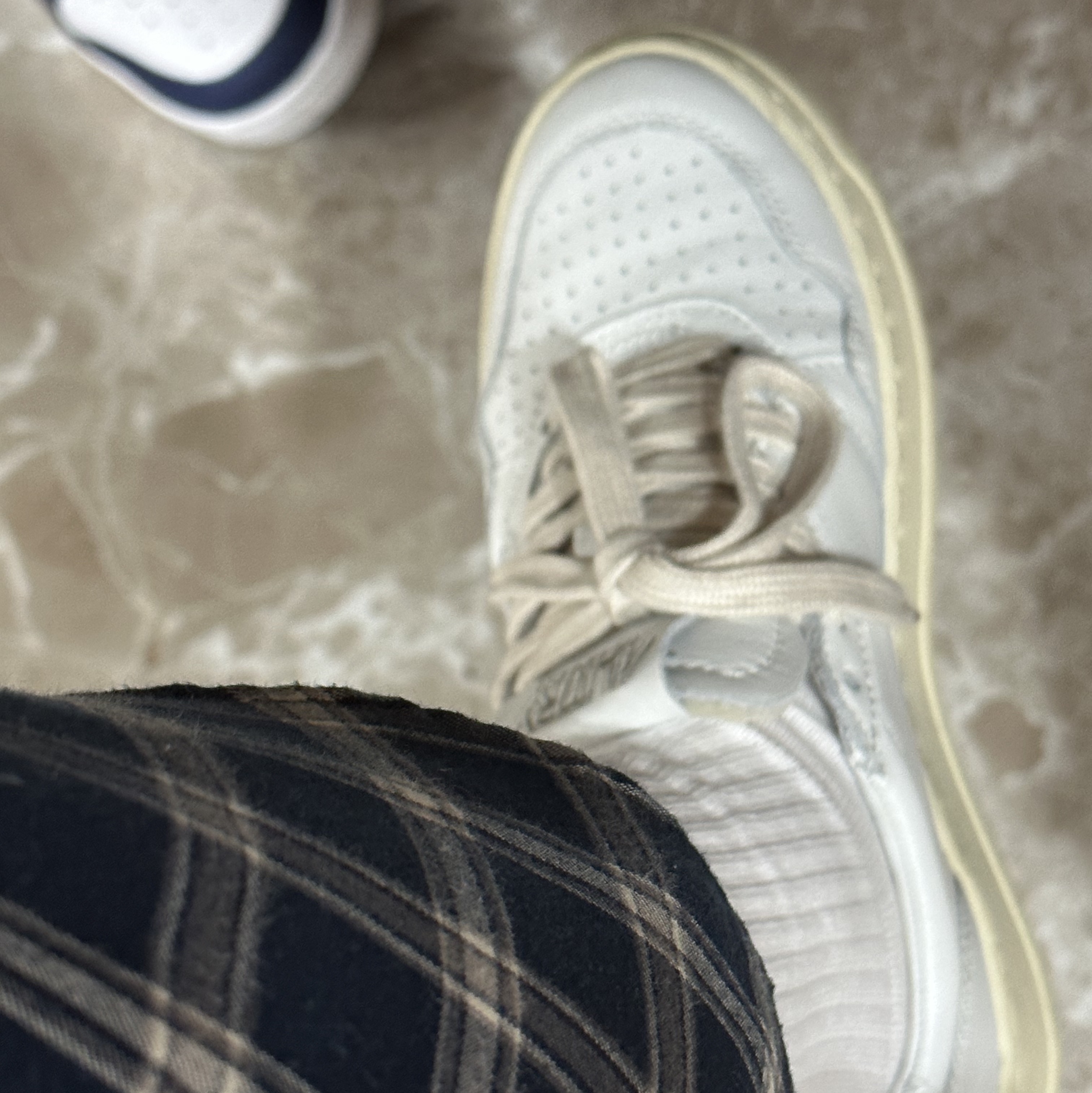 (W) Autry Medalist Low Leather Sneakers White 착용 스타일