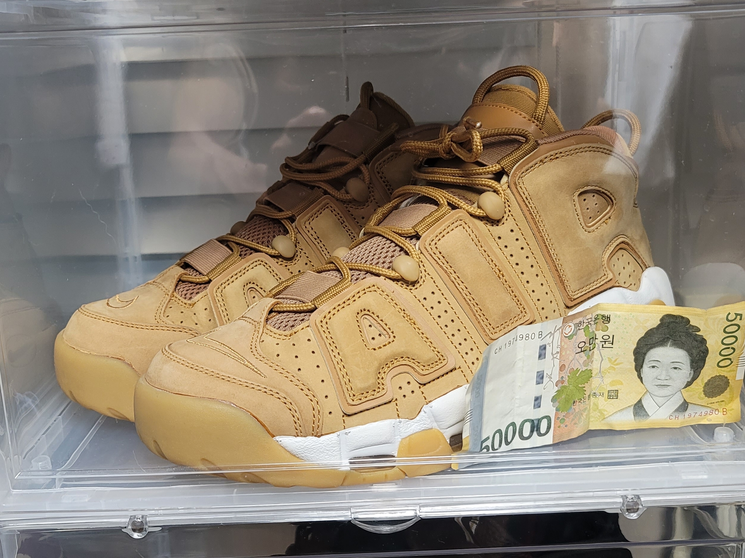 Nike Air More Uptempo Flax 착용 스타일 - 1