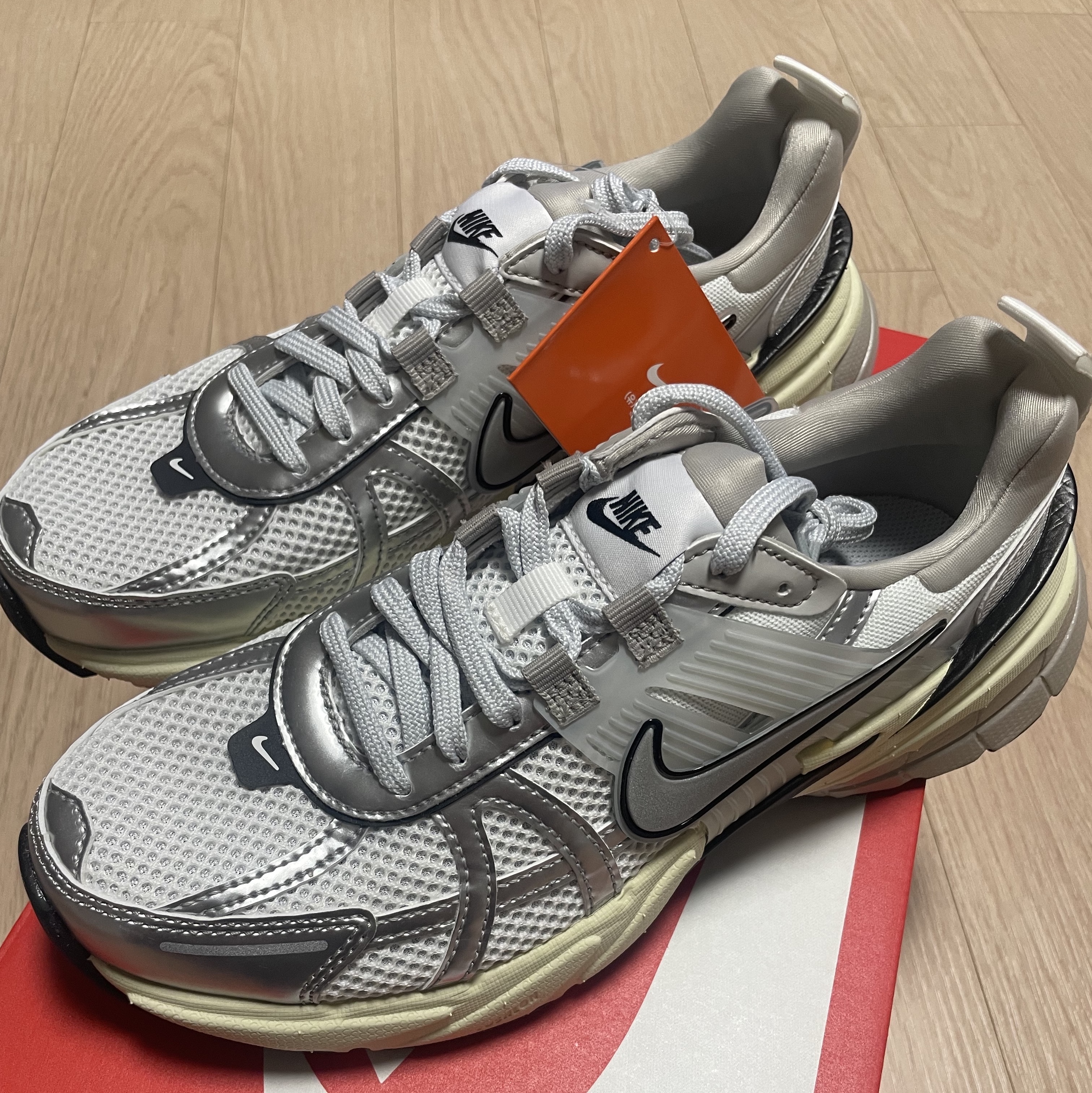 Nike V2K Run Summit White Metallic Silver 착용 스타일