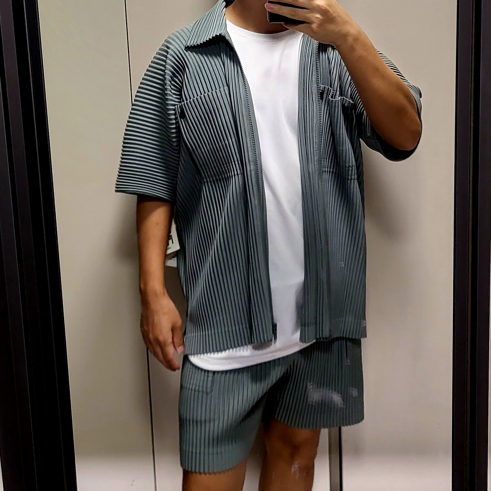 Homme Plisse Issey Miyake Flip Zip Up Short Sleeve Shirt Moss Gray, Homme Plisse Issey Miyake Flip Shorts Moss Gray 착용 스타일 - 1