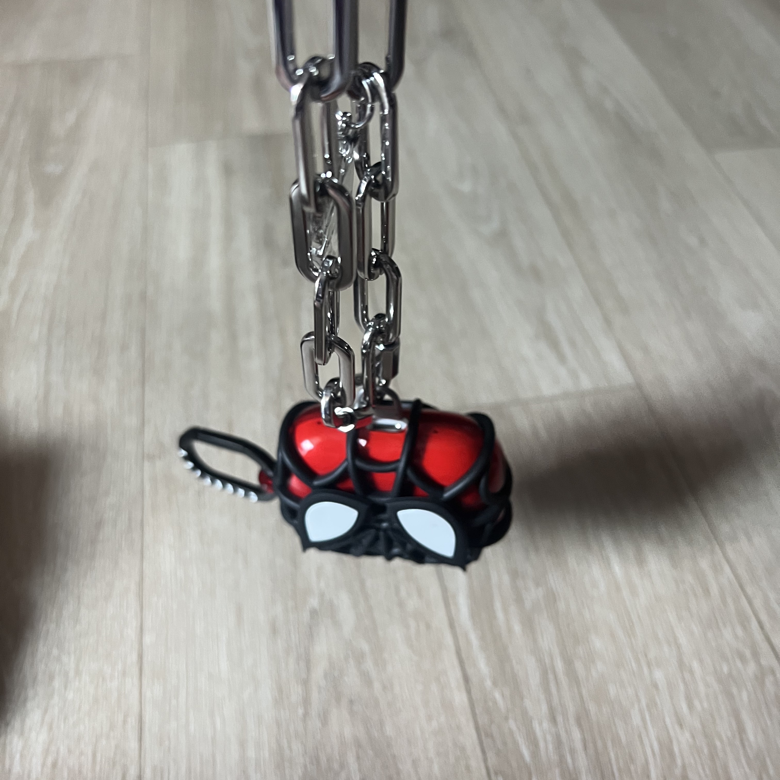 Casetify x Marvel Spider-Man Collectible AirPods Pro 1st/2nd Gen Case Red 착용 스타일 - 1