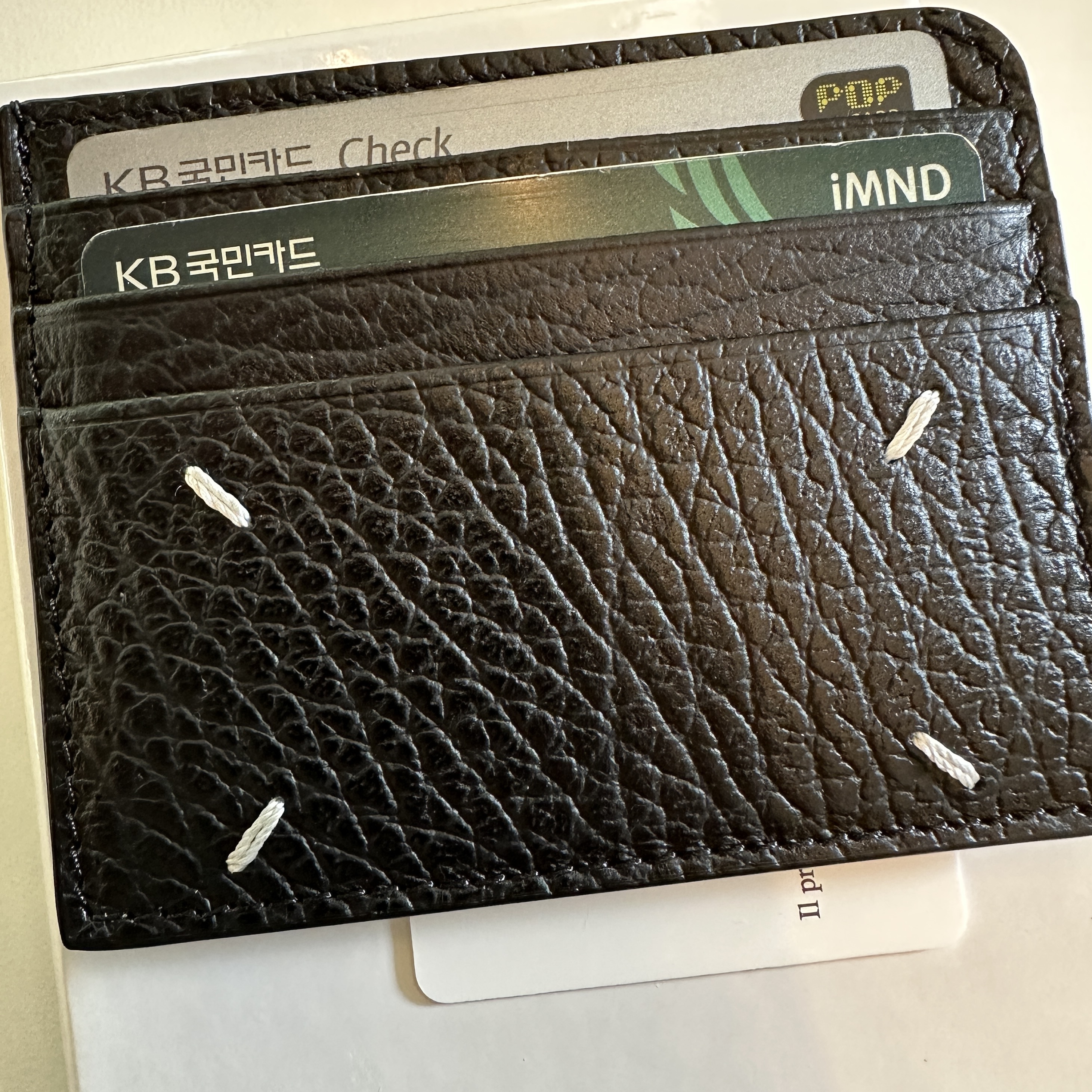 Maison Margiela Stitch Card Holder Black 착용 스타일 - 1