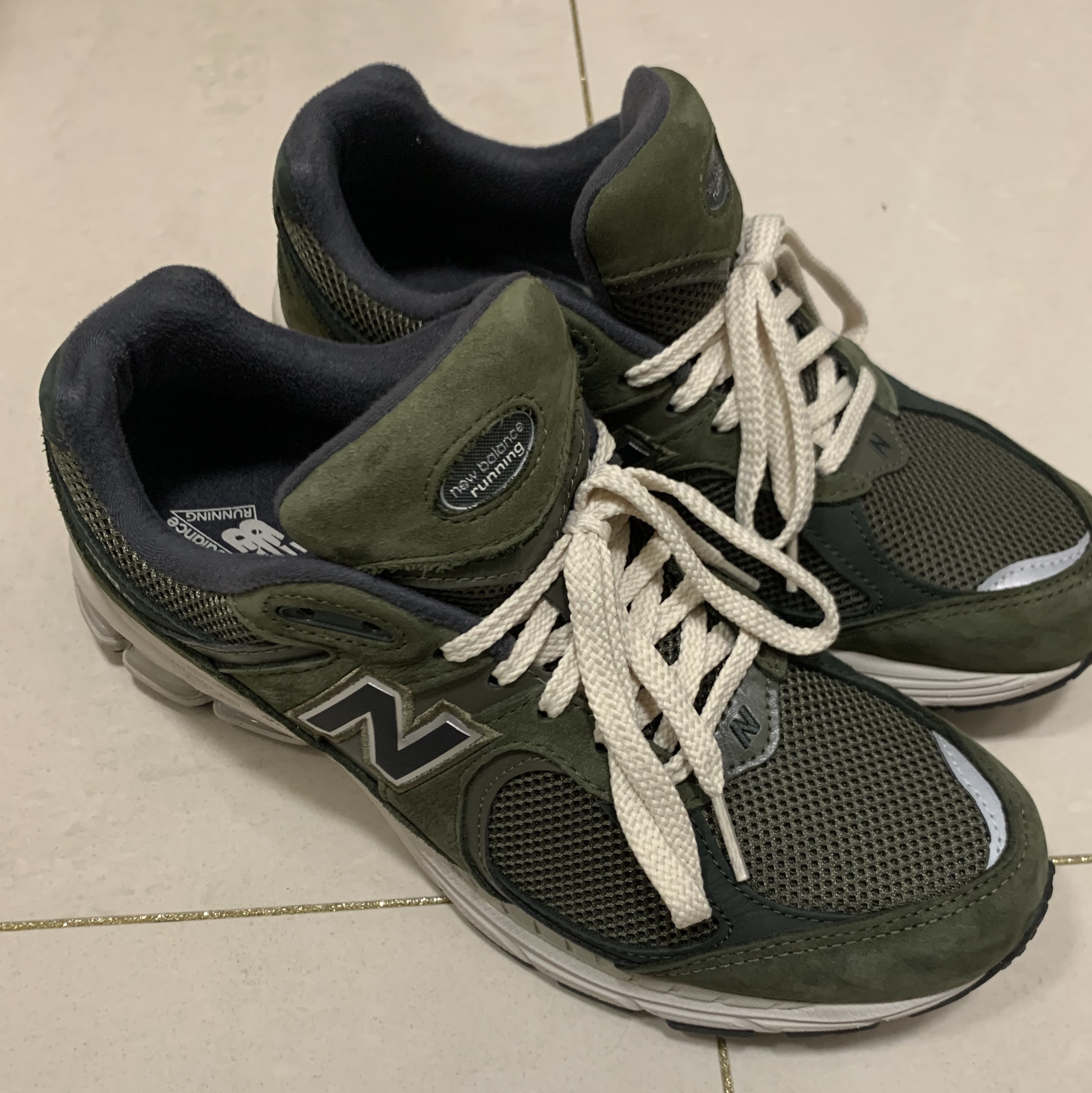 New Balance 2002R Grape Leaf 착용 스타일