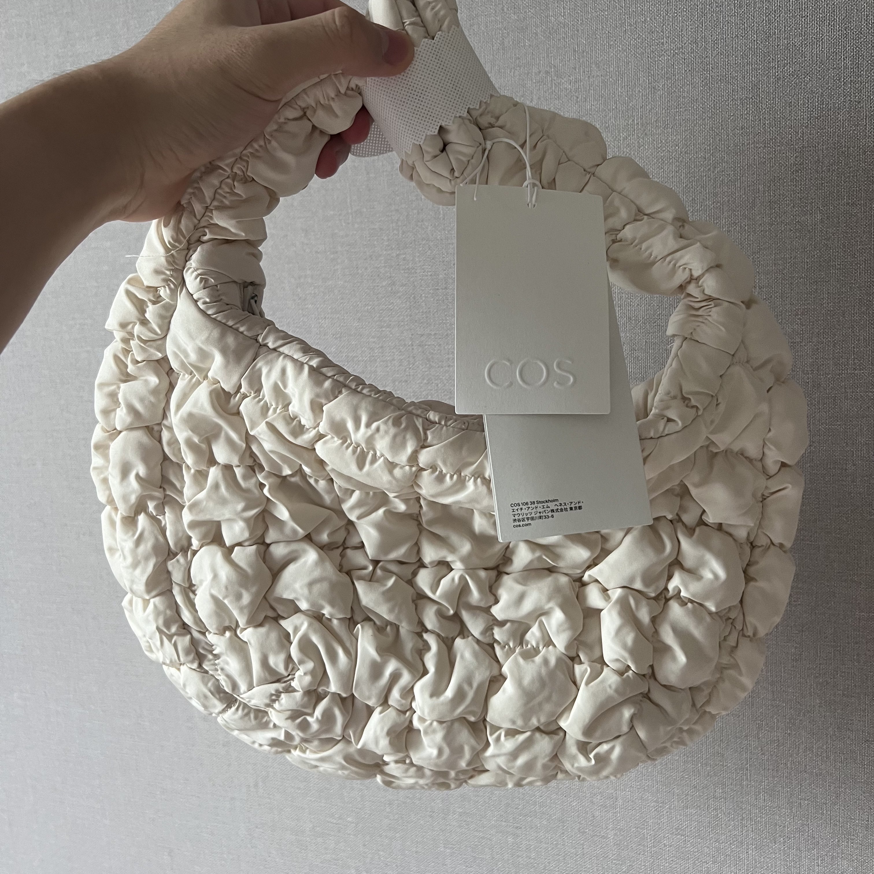 COS Quilted Mini Bag Cream 착용 스타일