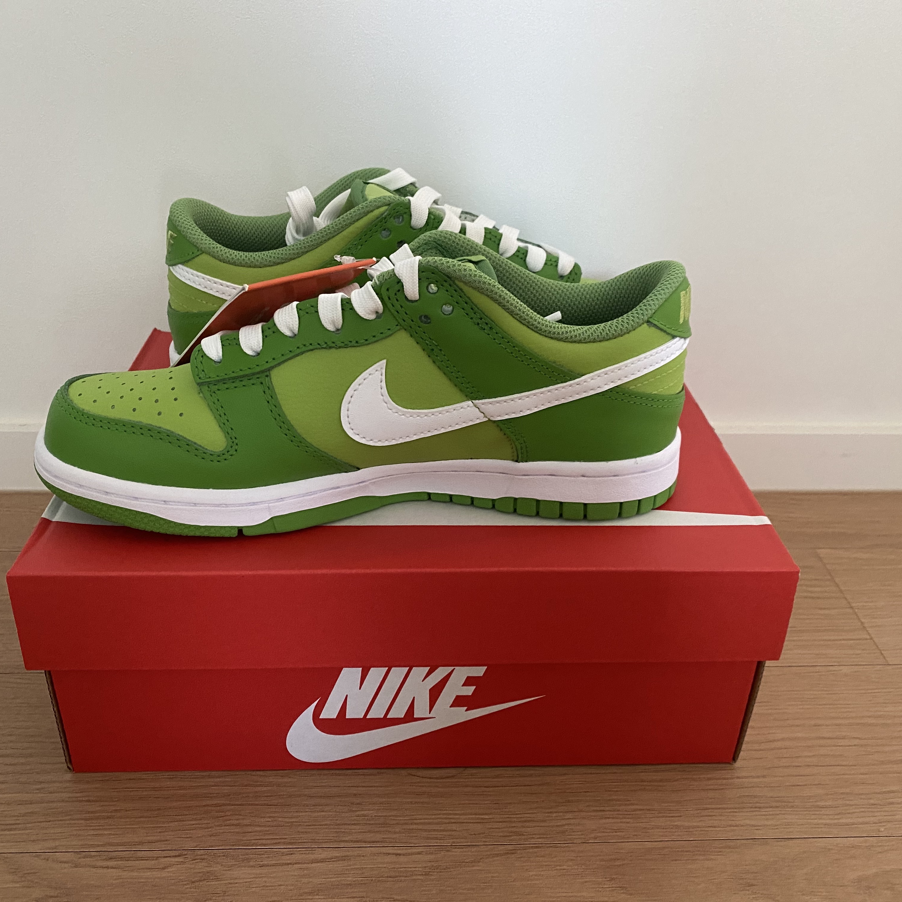(GS) Nike Dunk Low Vivid Green 착용 스타일 - 3