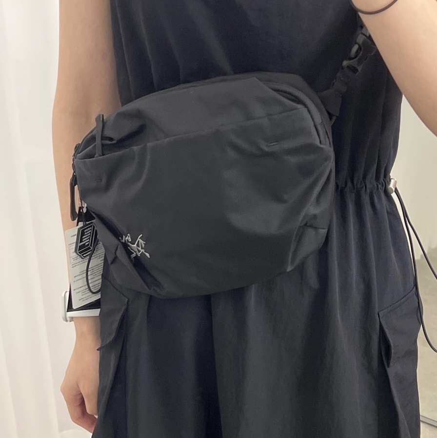 Arc'teryx Heliad 6 Crossbody Bag Black 착용 스타일