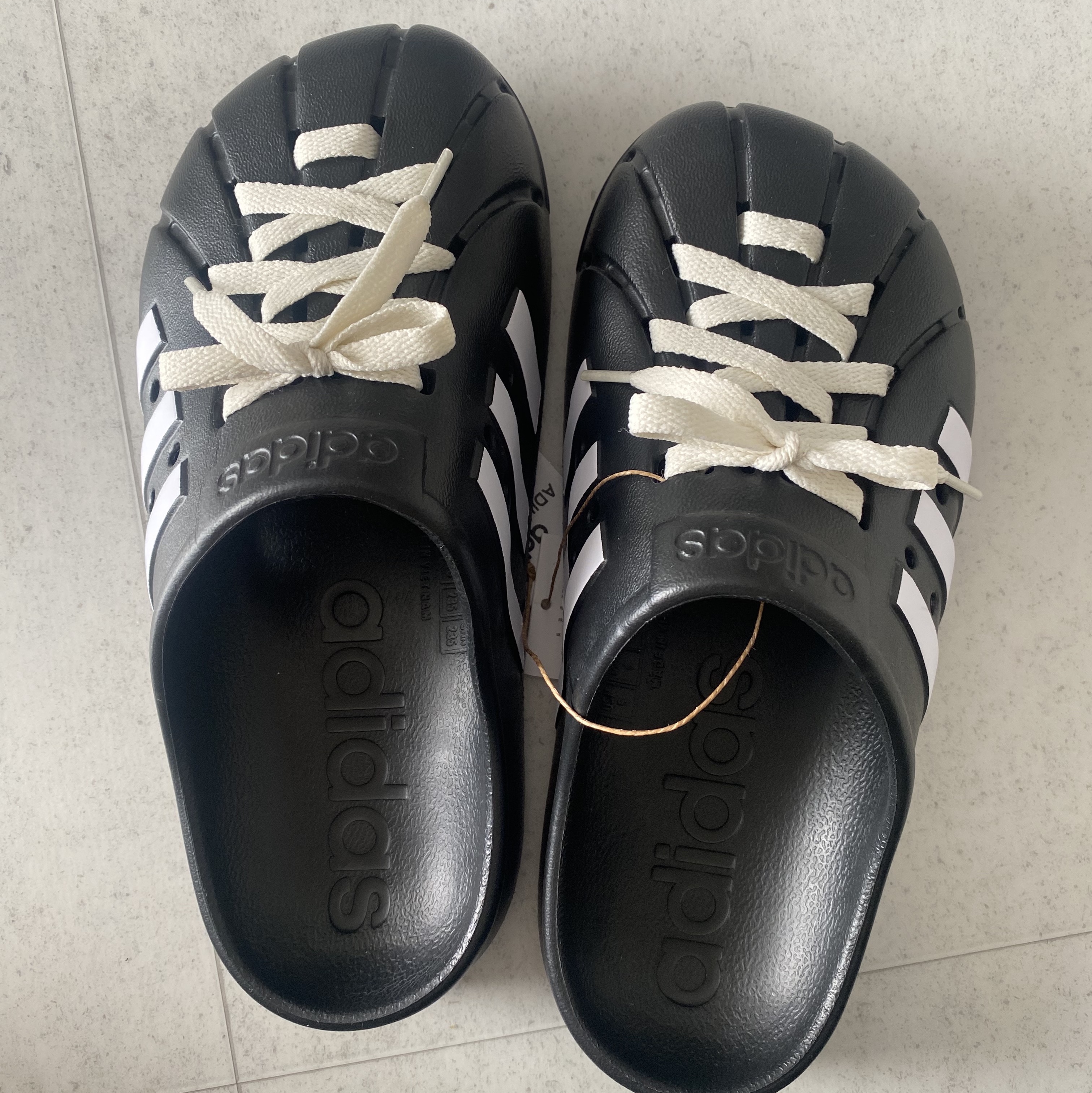 Adidas Adilette Clog Black White 착용 스타일