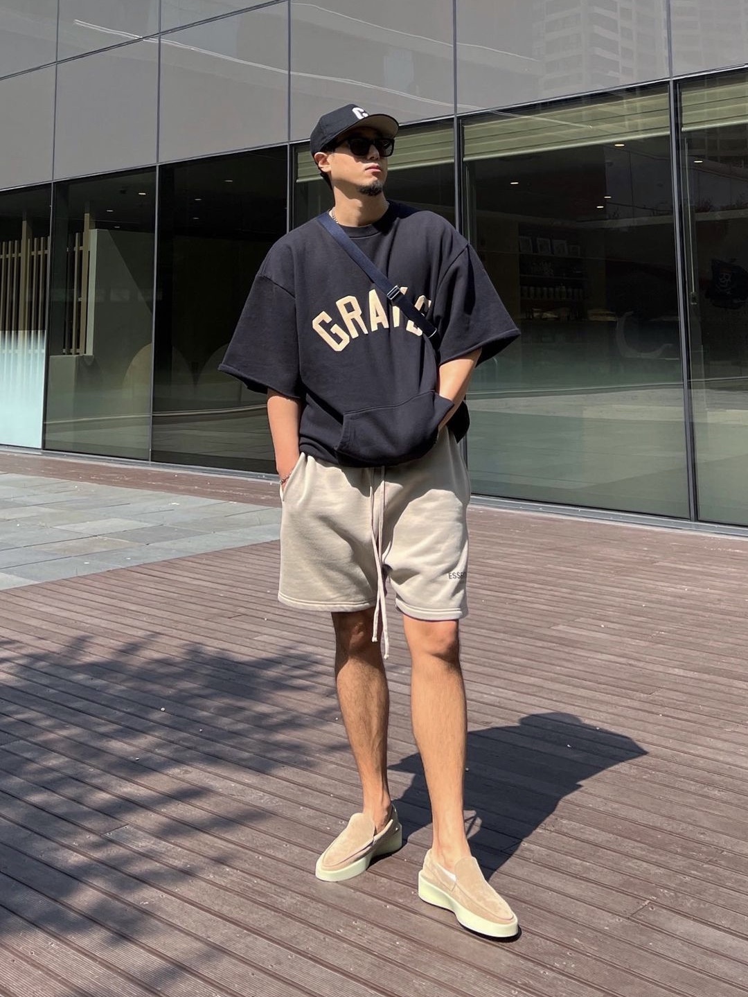 Essentials The Core Collection Sweatshorts Tan, Fear of God The Loafer Daino 착용 스타일