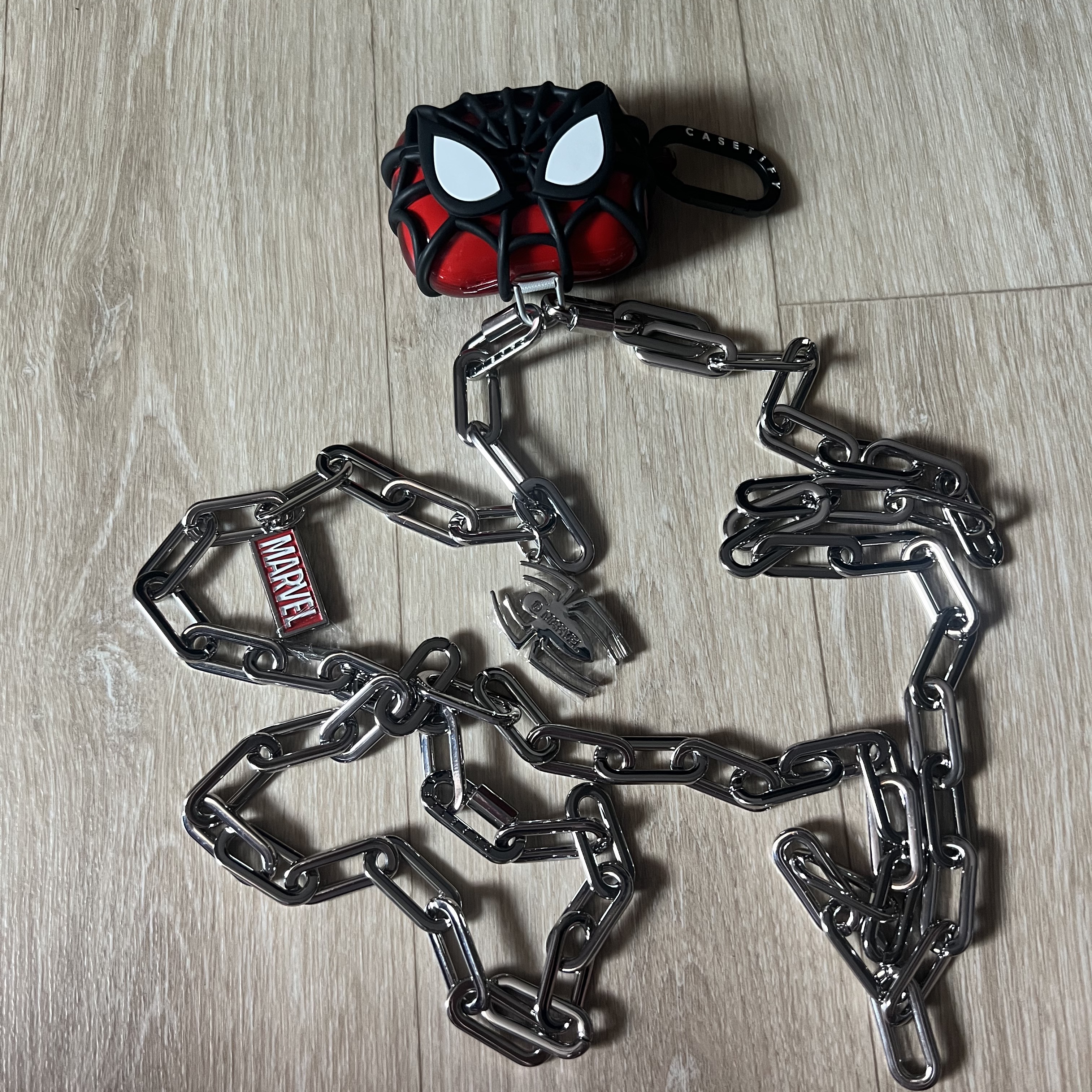 Casetify x Marvel Spider-Man Collectible AirPods Pro 1st/2nd Gen Case Red 착용 스타일 - 2