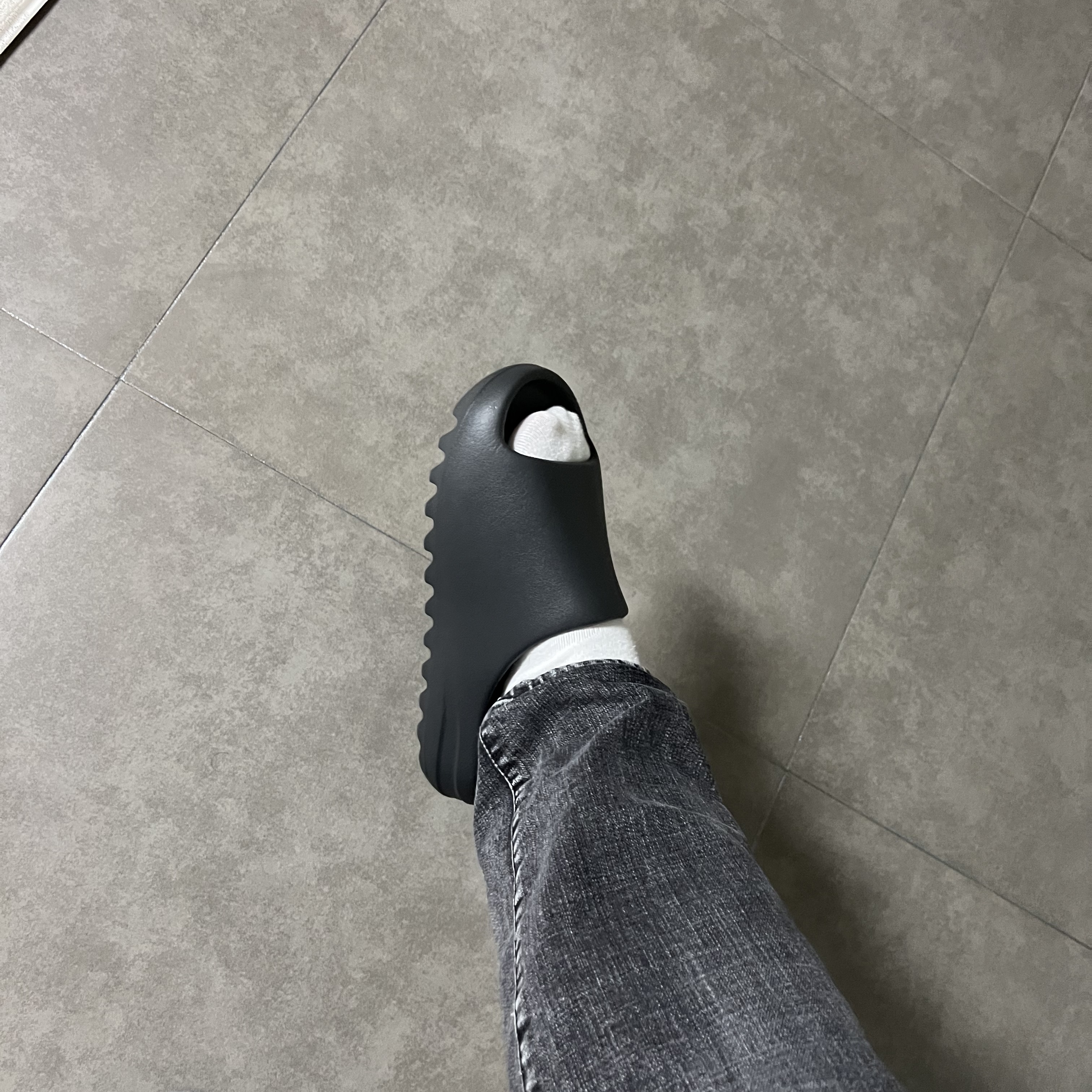 Adidas Yeezy Slide Onyx 착용 스타일