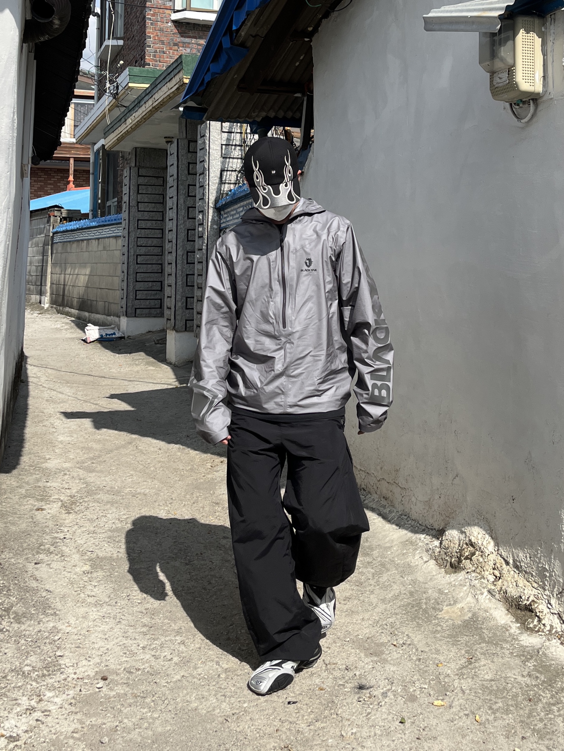 Yeezy Gap Engineered By Balenciaga Flame Cap Black, Sansan Gear Side Snap Pants Black 착용 스타일 - 2