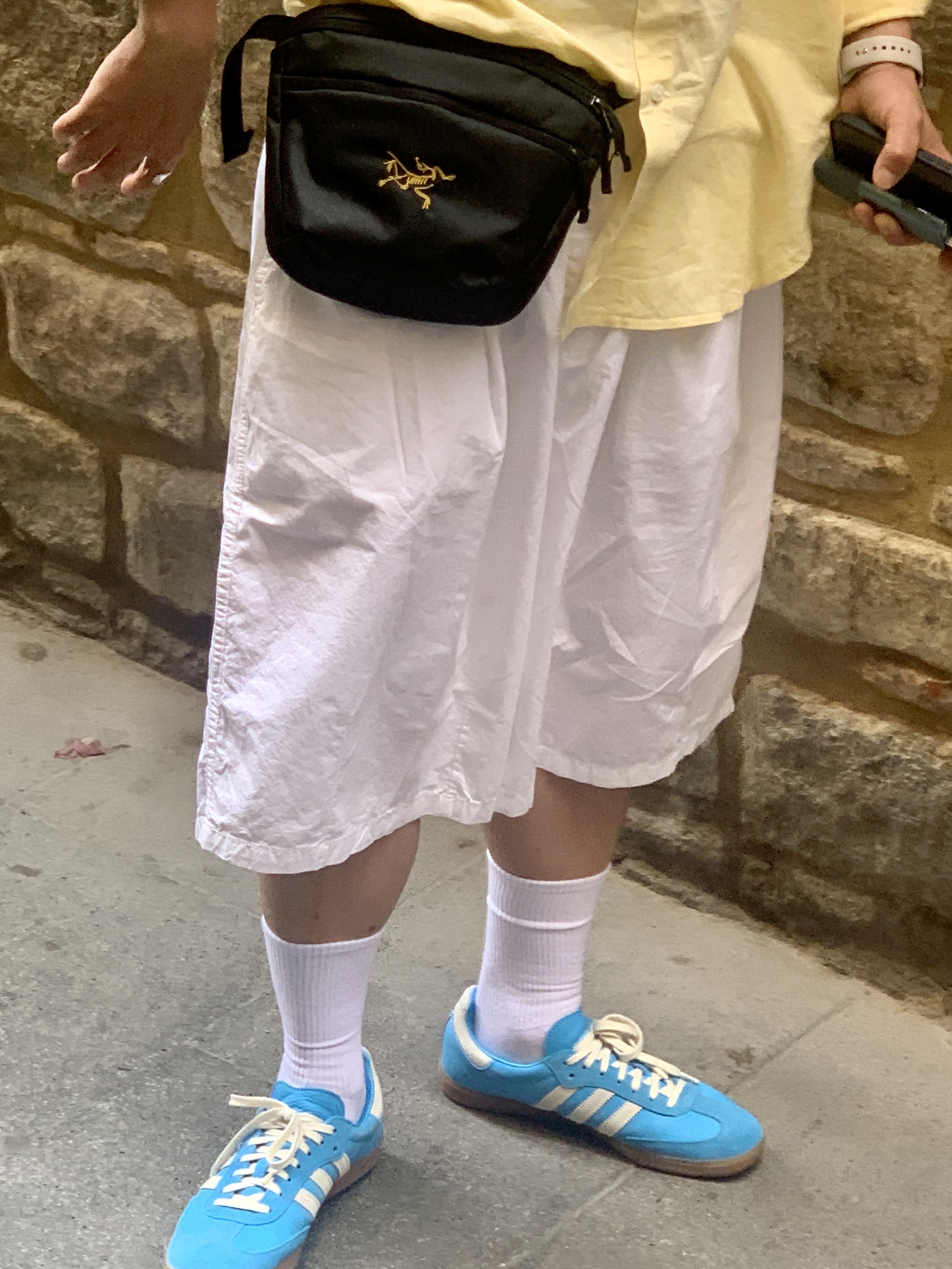 Adidas x Sporty & Rich Samba Blue Rush Cream White, Arc'teryx Mantis 2 Waistpack 24K Black 착용 스타일 - 3