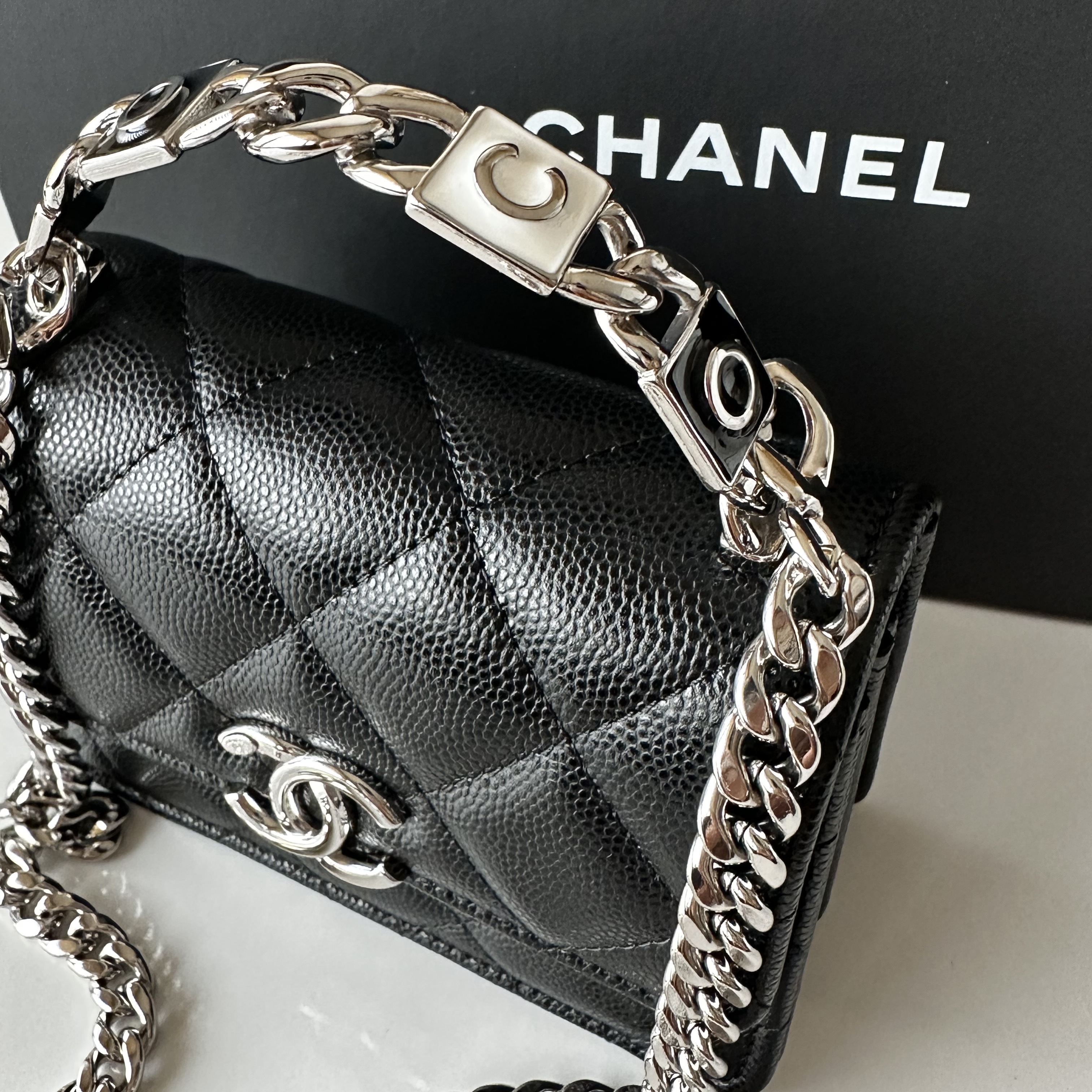 Chanel Clutch with Chain Shiny Grained Calfskin & Silver Black 착용 스타일