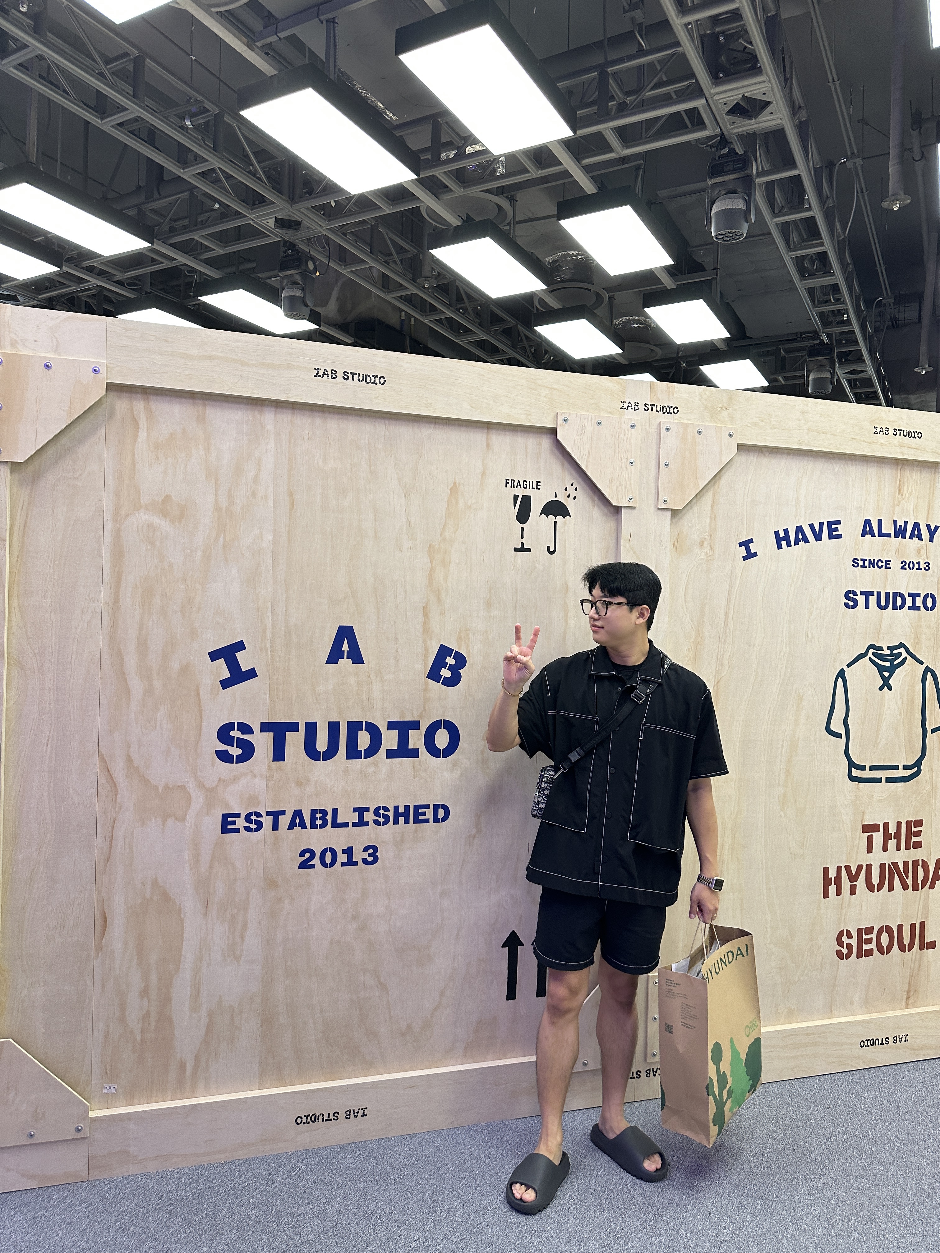 Adidas Yeezy Slide Onyx 착용 스타일 - 1