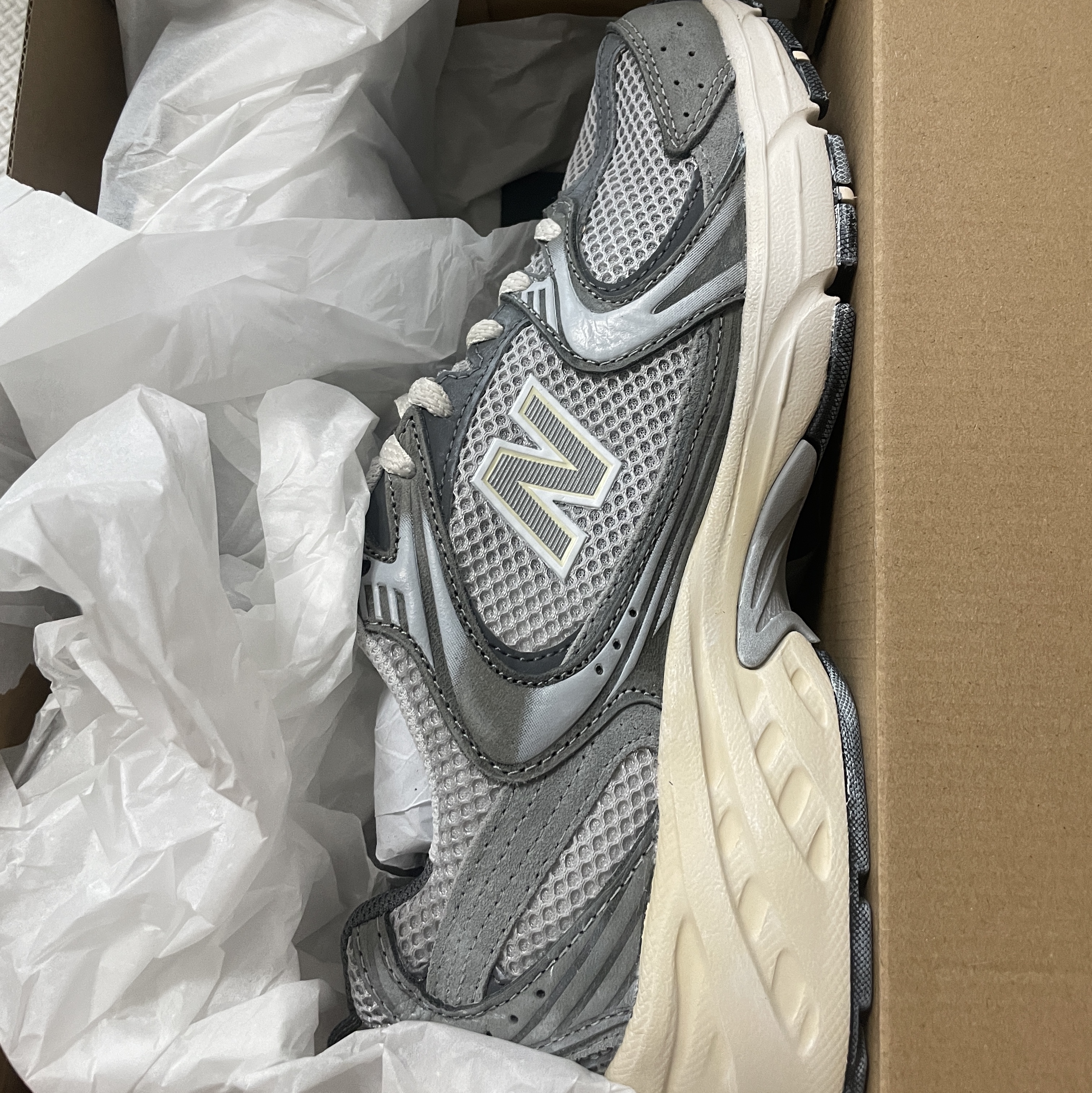 New Balance 530 Premium Vintage Grey Matter 착용 스타일 - 5
