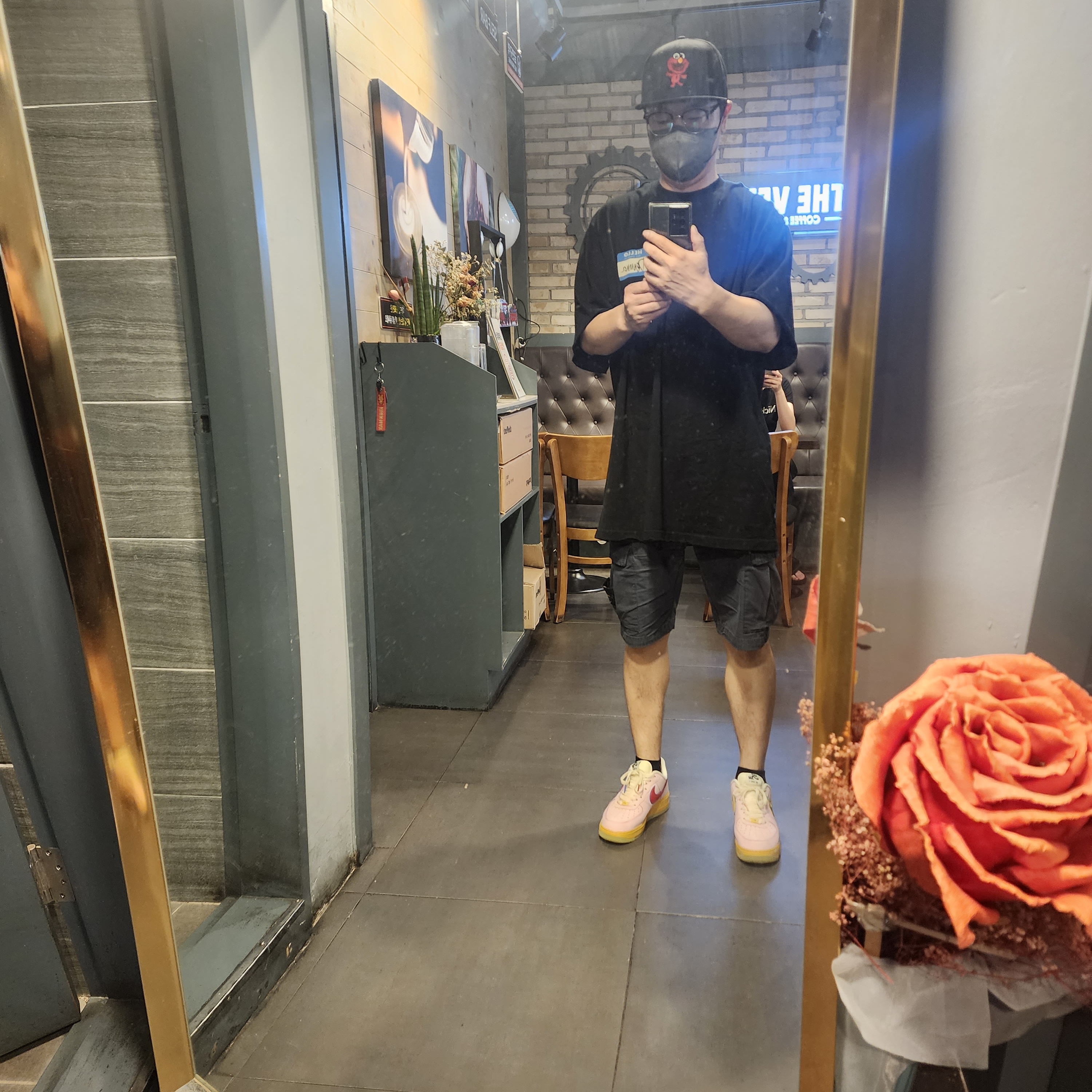 Nike Air Force 1 '07 Pink Tan, Stone Island L11WA Brushed Cotton Canvas Garment Dyed Bermuda Shorts Navy Blue - 22SS 착용 스타일