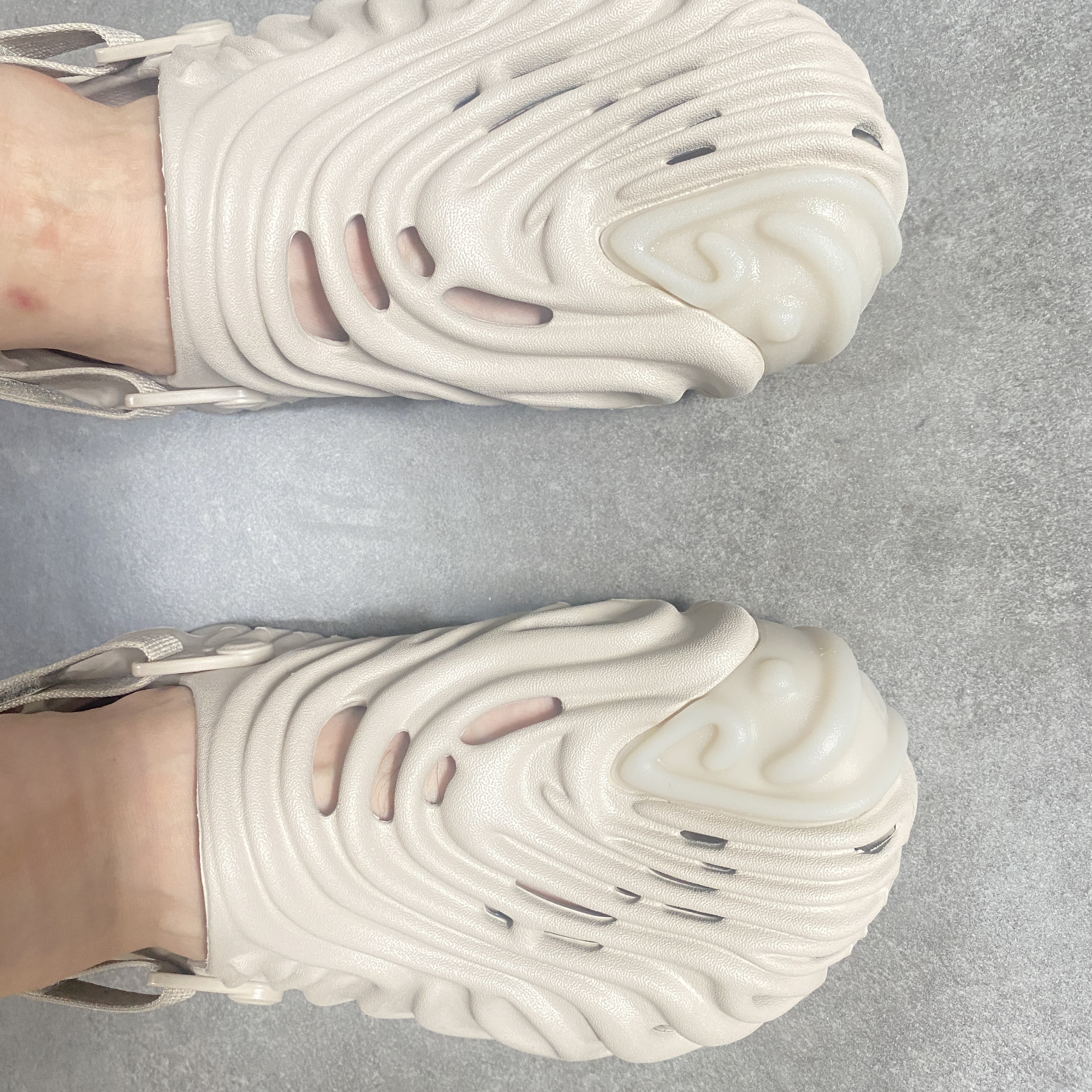 Crocs x Salehe Bembury Pollex Clog Horchata 착용 스타일