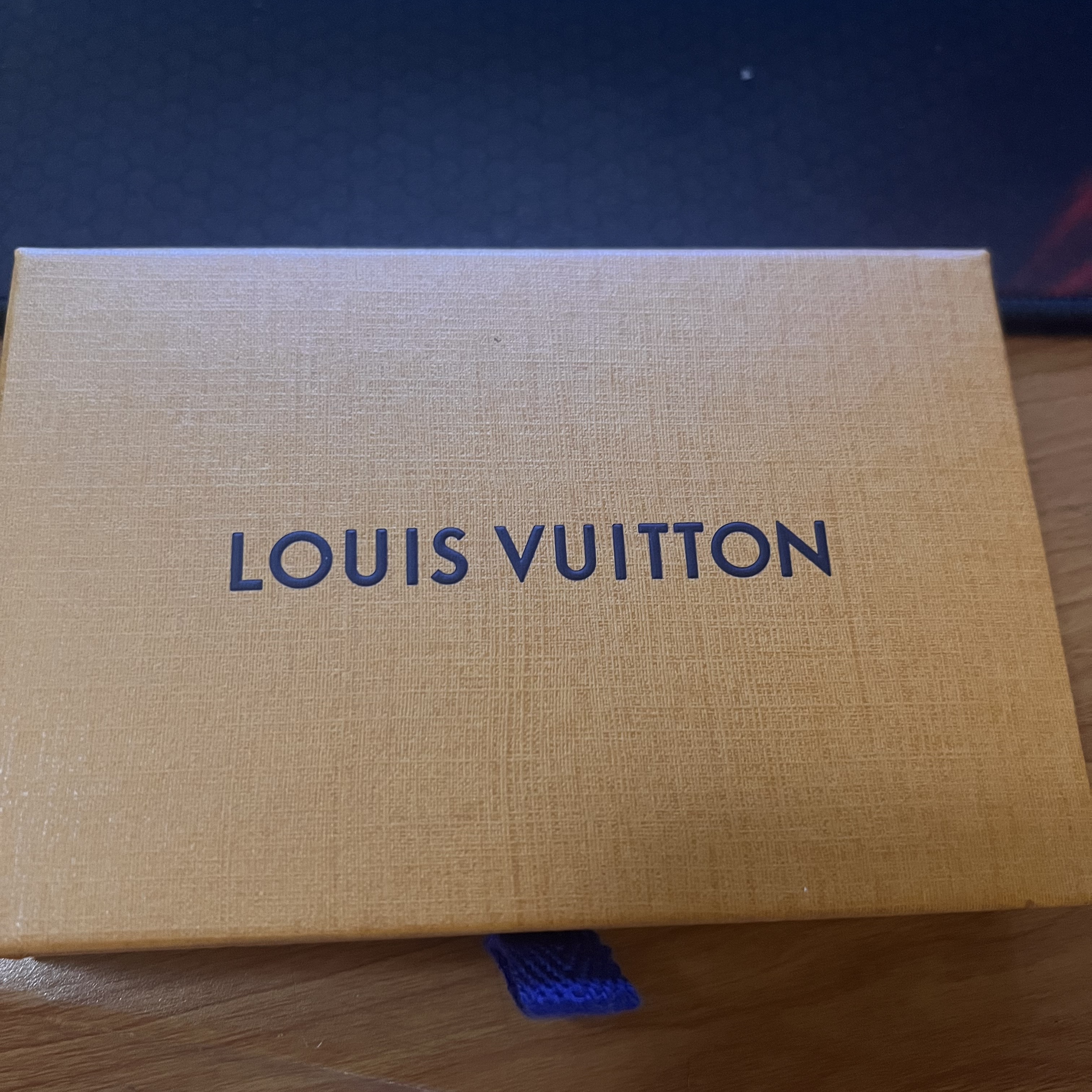 Louis Vuitton Double Card Holder Monogram Eclipse 착용 스타일 - 1