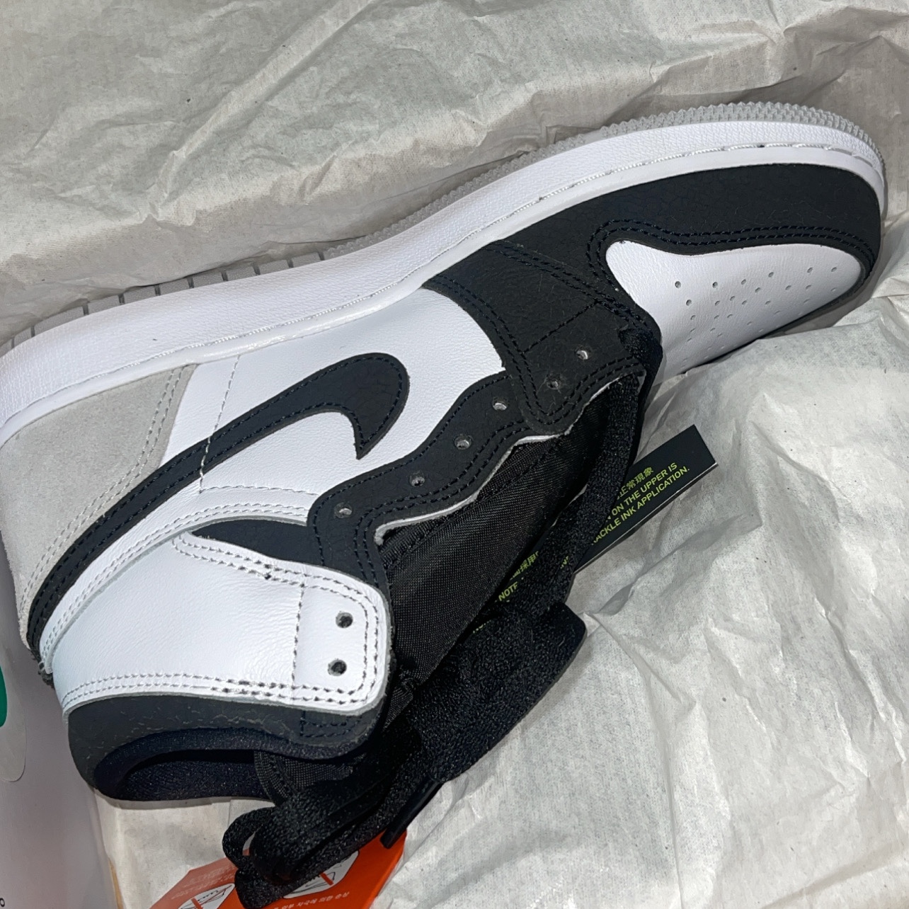 (GS) Jordan 1 Retro High OG Bleached Coral, (W) Jordan 1 Low Black and White 착용 스타일 - 1