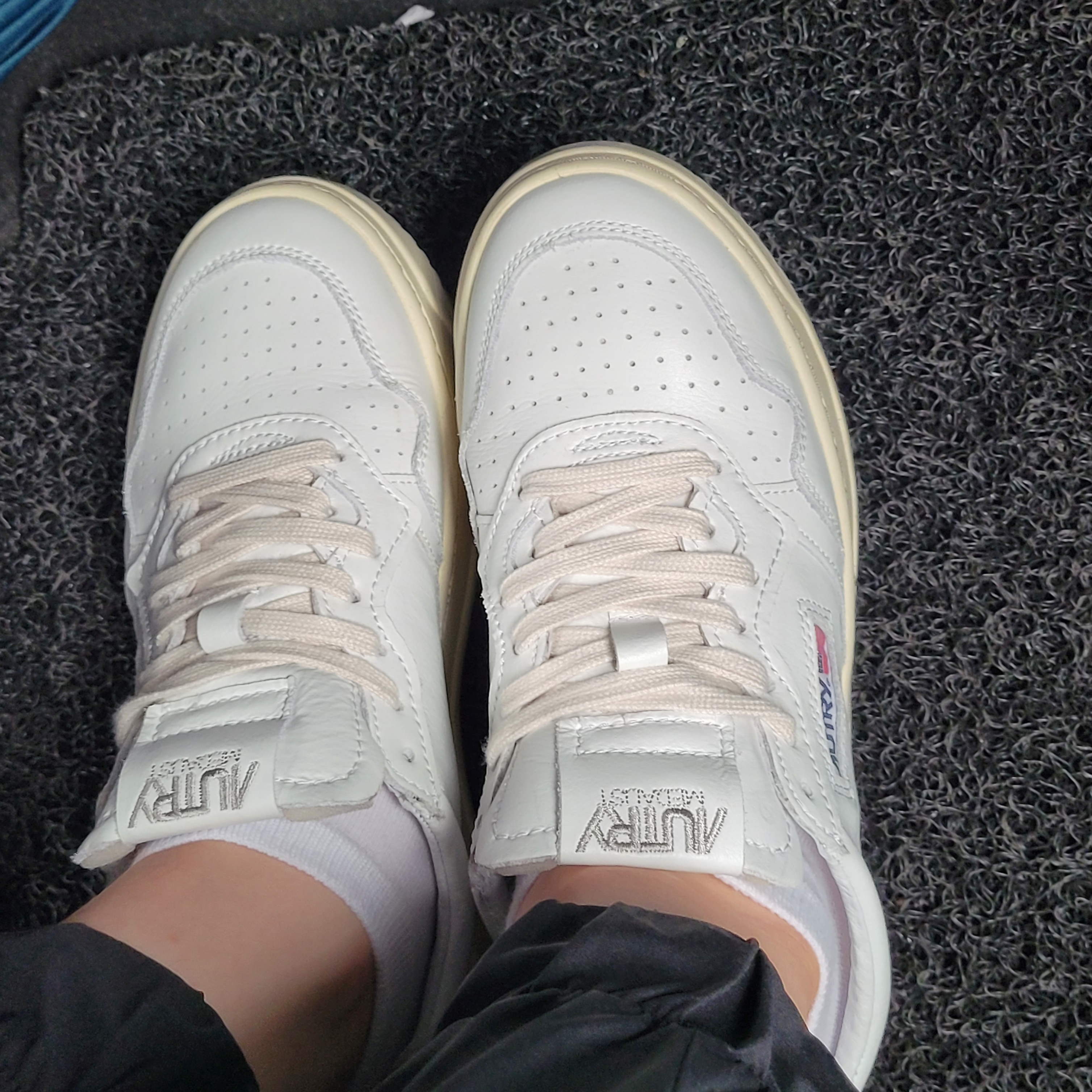 (W) Autry Medalist Low Leather Sneakers White 착용 스타일
