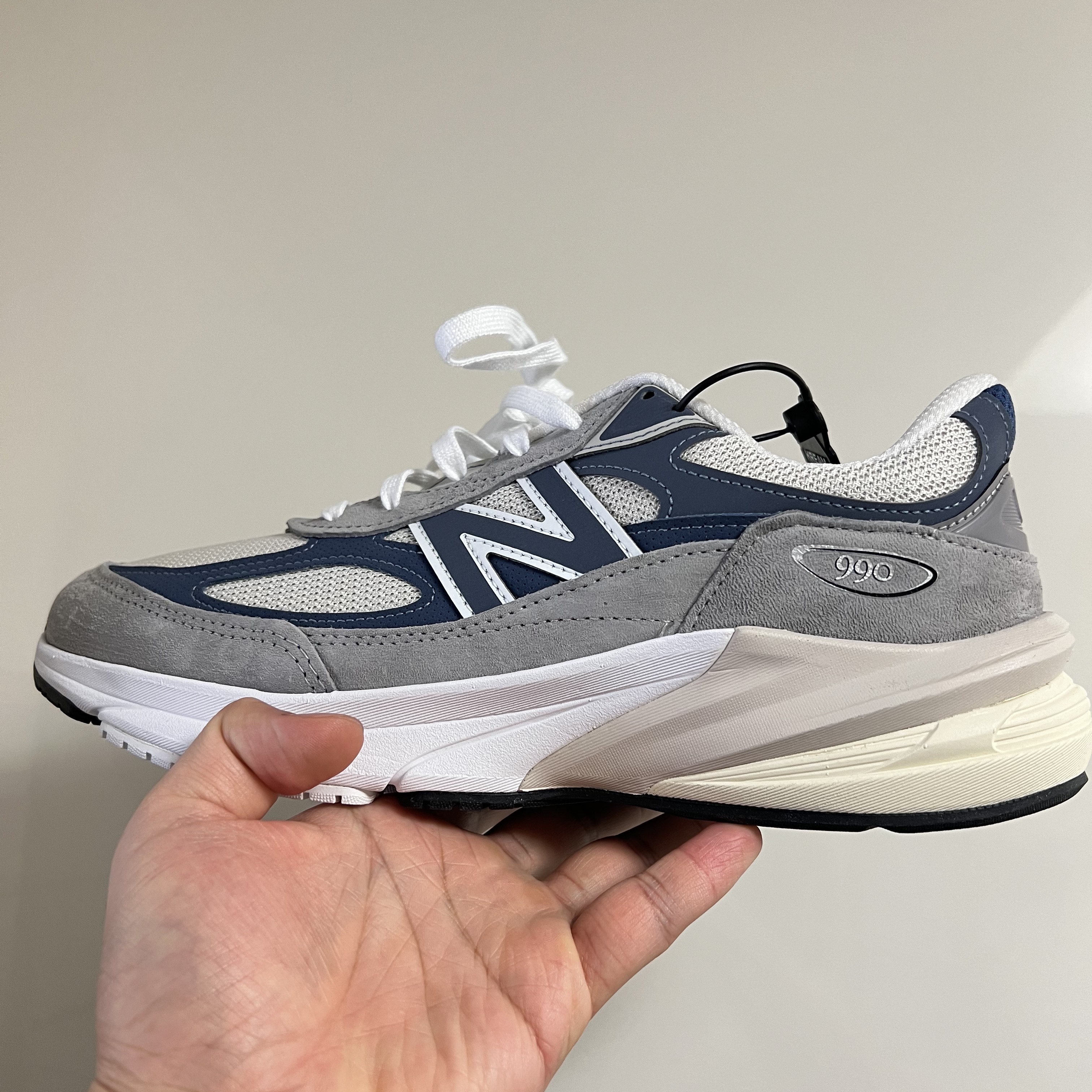 New Balance 990v6 Made in USA Gray Suede 착용 스타일