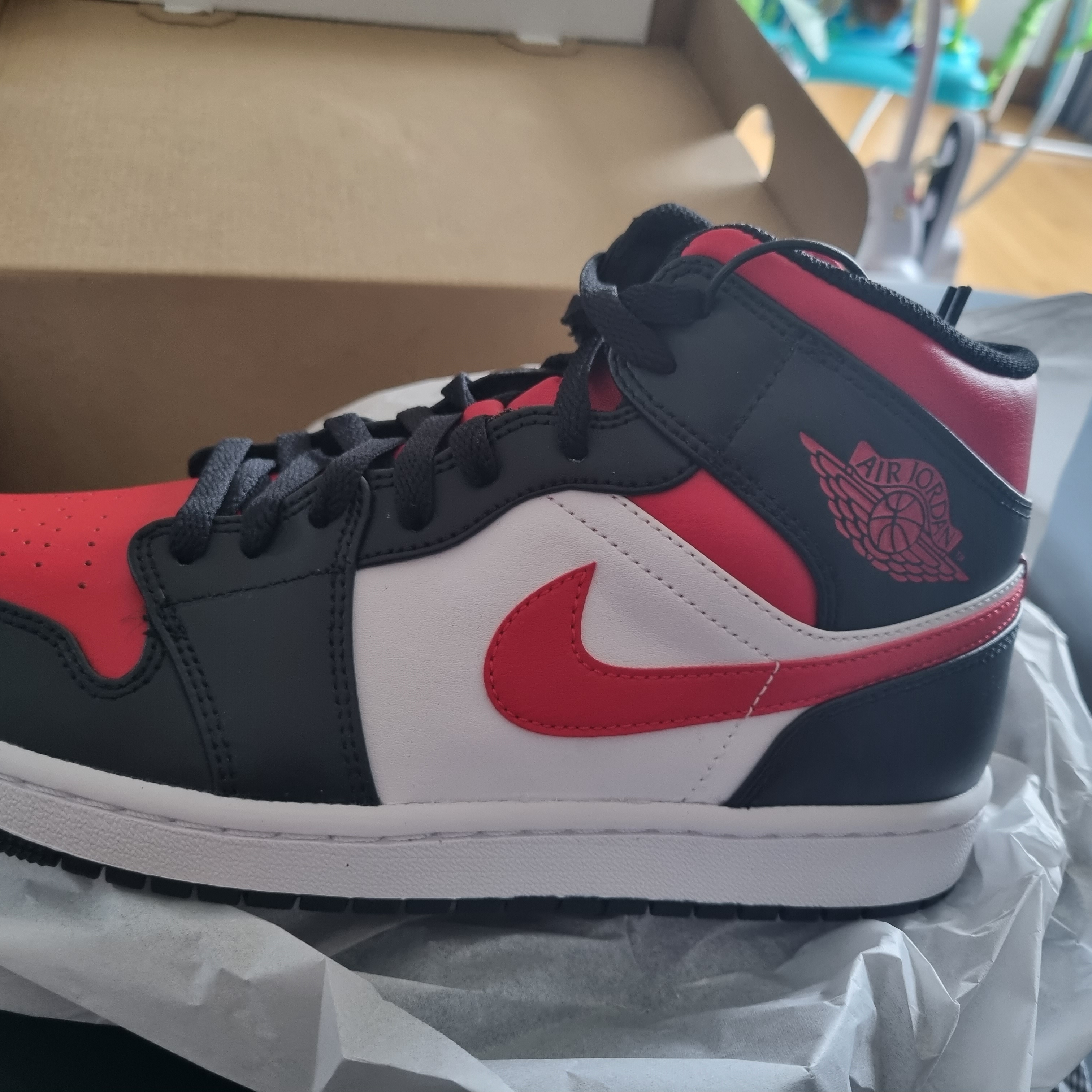 Jordan 1 Mid Black Fire Red 착용 스타일