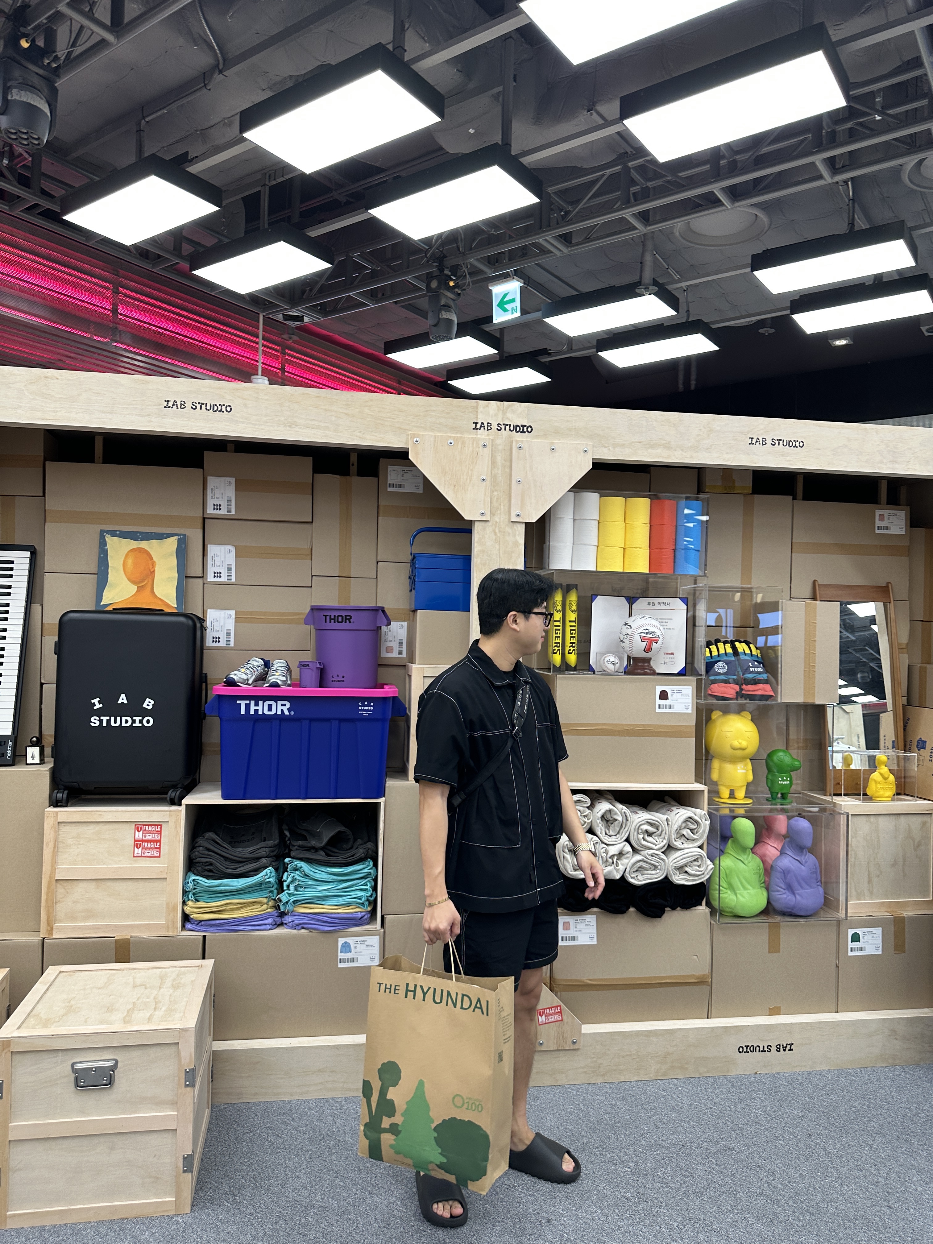 Adidas Yeezy Slide Onyx 착용 스타일 - 4