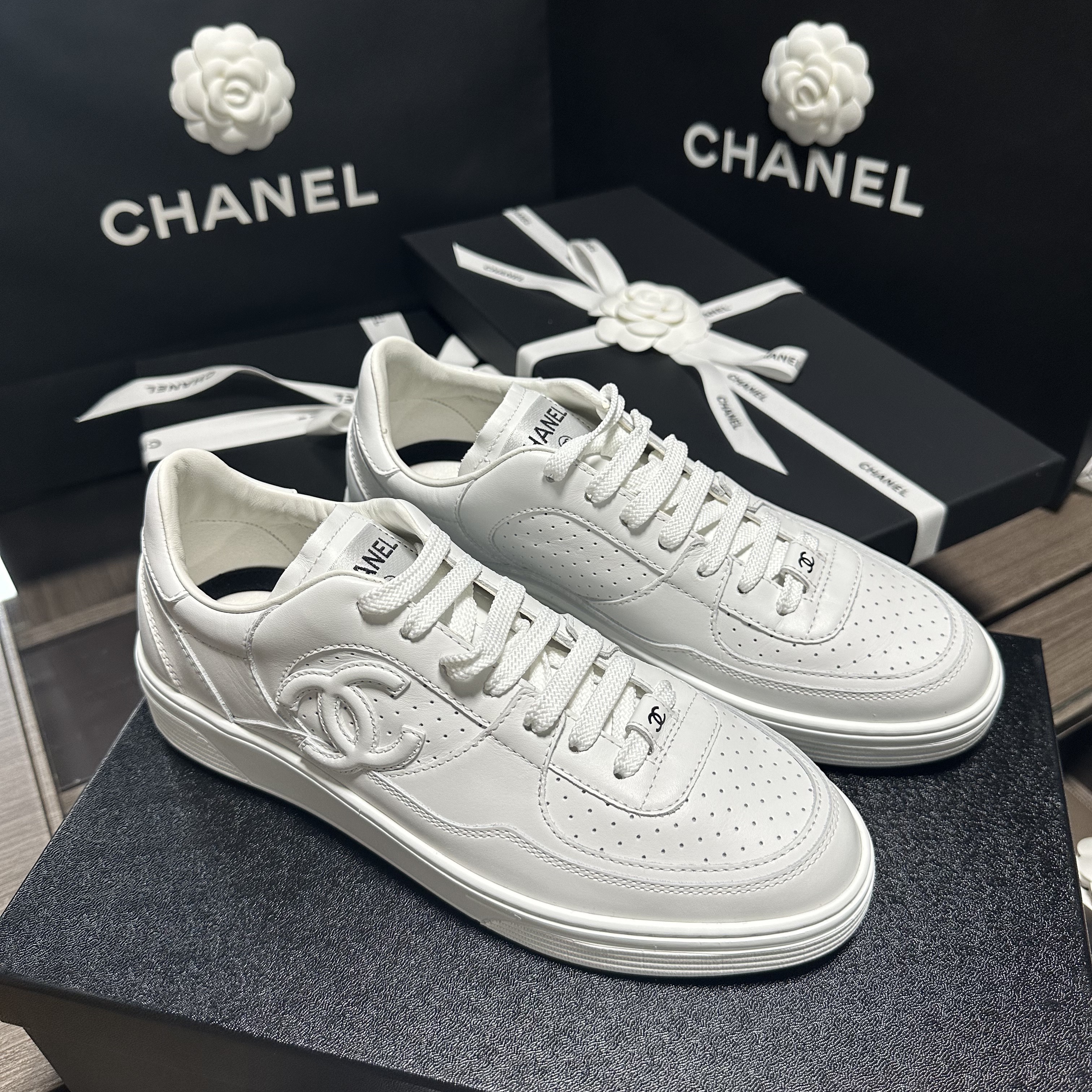 (W) Chanel Sneakers Calfskin & White 착용 스타일