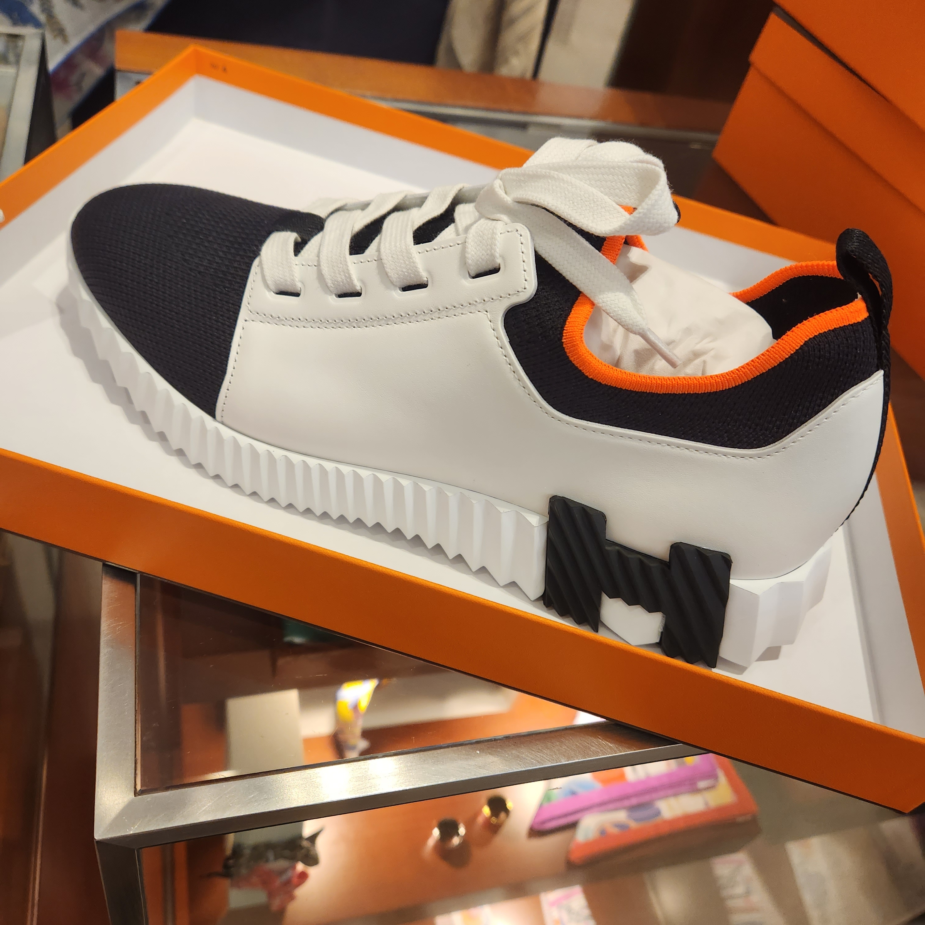 Hermes Depart Sneakers Knit & Noir Blanc 착용 스타일