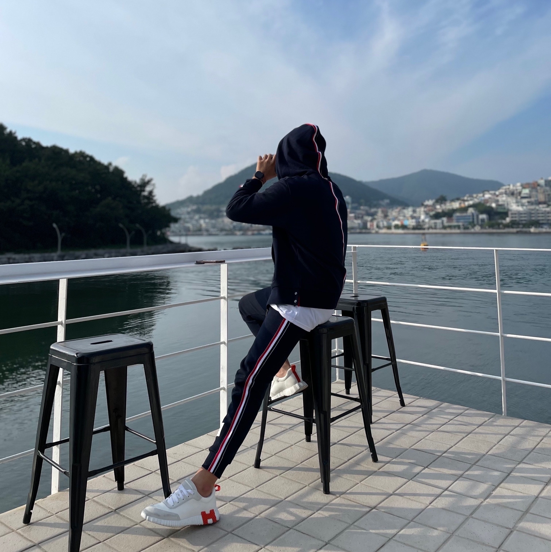 Hermes Bouncing Sneakers Canvas Suede Goatskin & Blanc Orange, Thom Browne Cotton Loopback Center Back Stripe Zip Hoodie Navy 착용 스타일