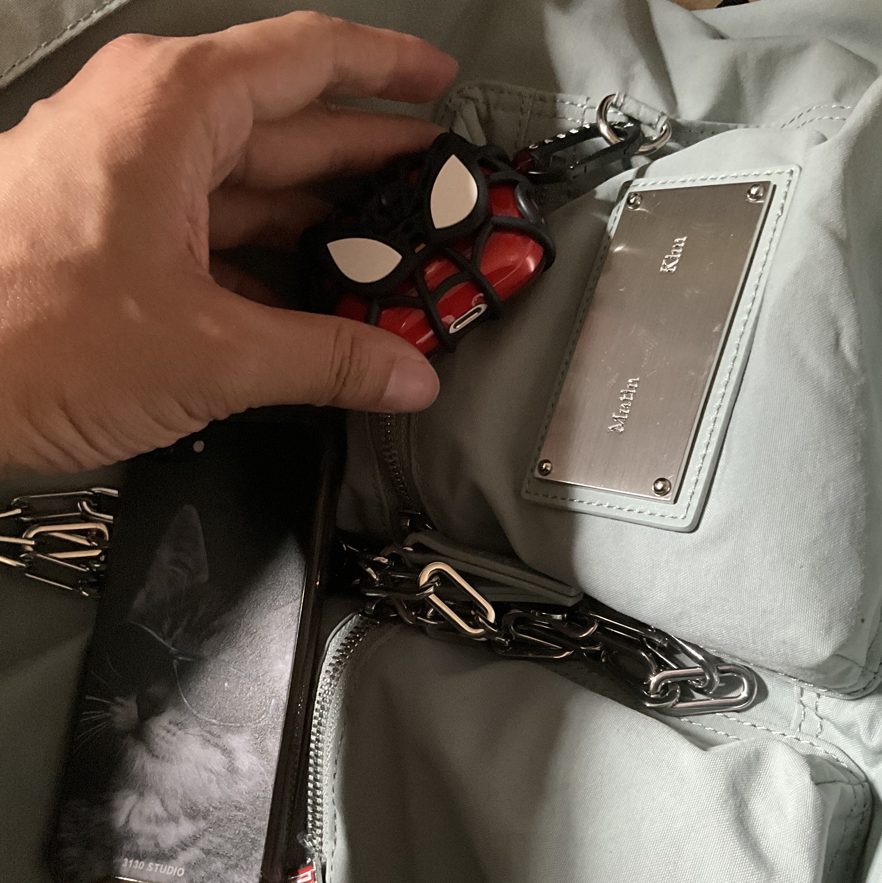 Casetify x Marvel Spider-Man Collectible AirPods Pro 1st/2nd Gen Case Red 착용 스타일 - 2
