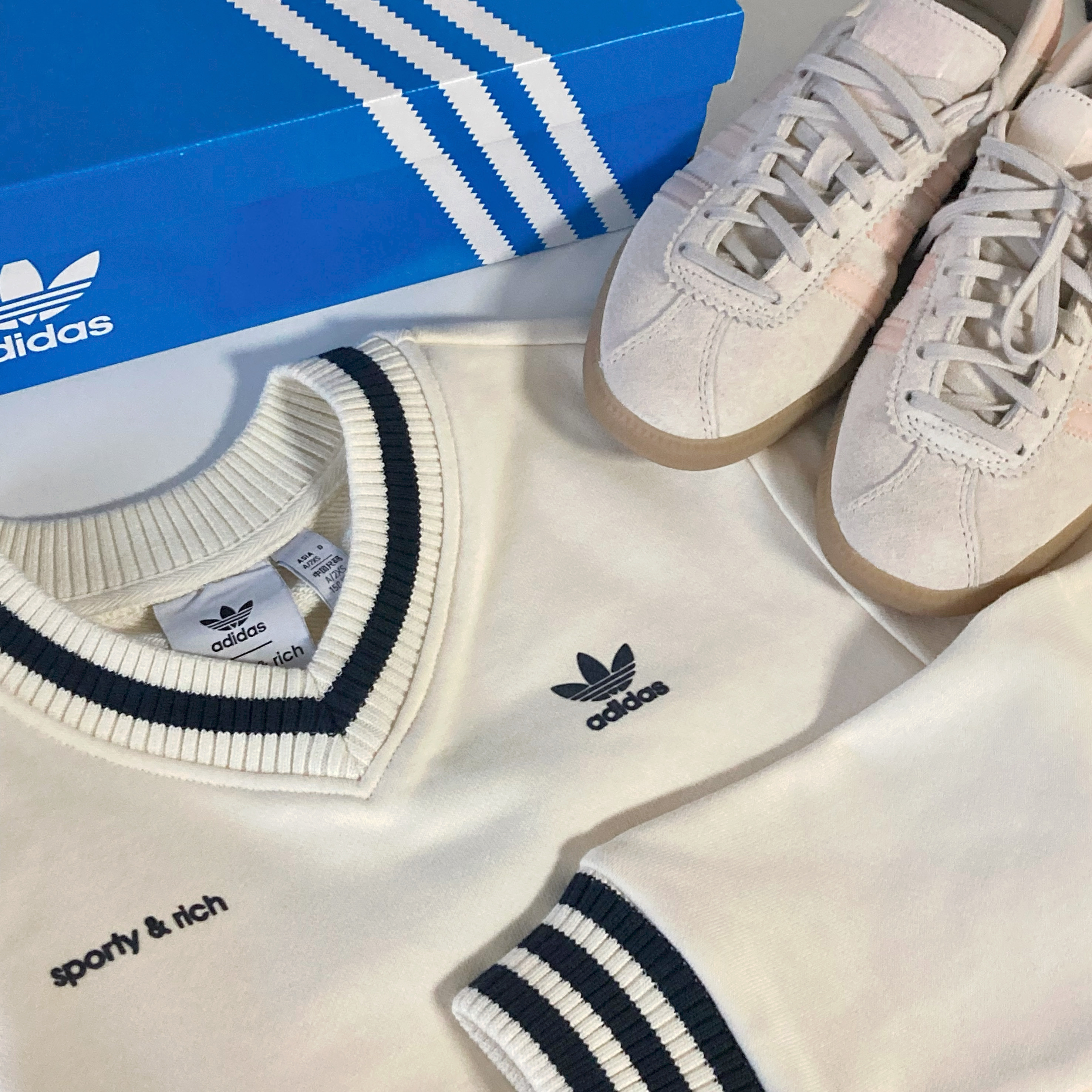 Adidas Bermuda Wonder White, (W) Adidas x Sporty & Rich V-Neck Crew Sweatshirt Cream White - US Sizing 착용 스타일 - 1