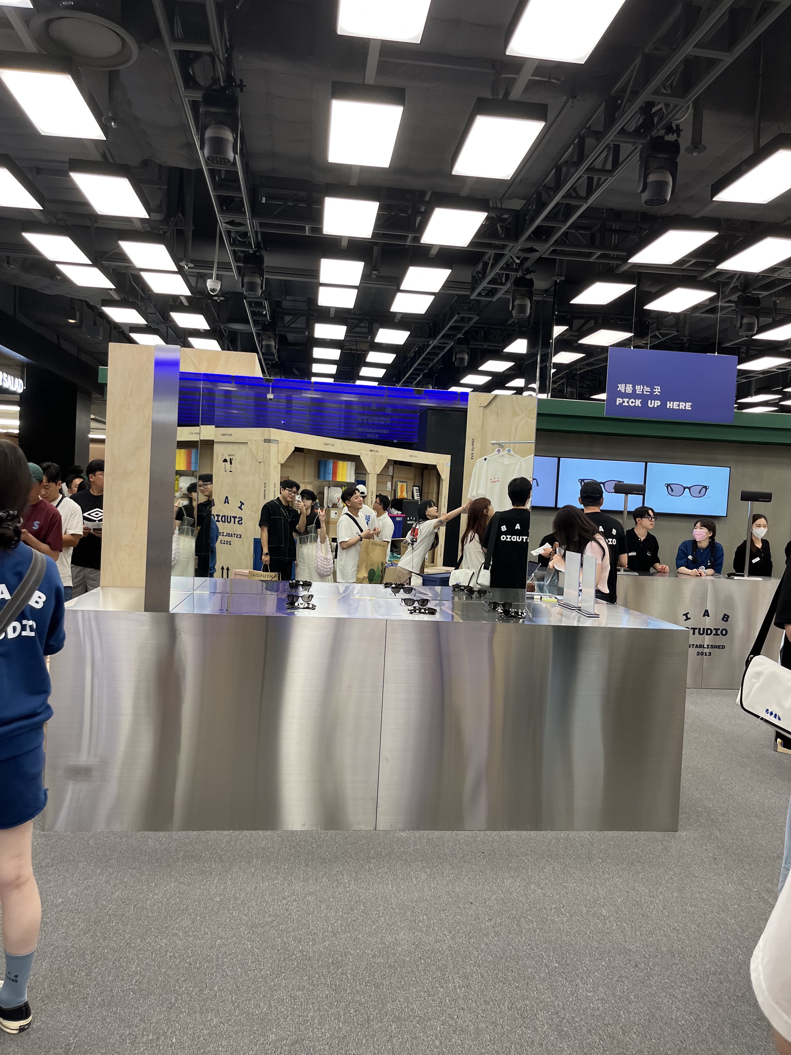 Adidas Yeezy Slide Onyx 착용 스타일 - 2