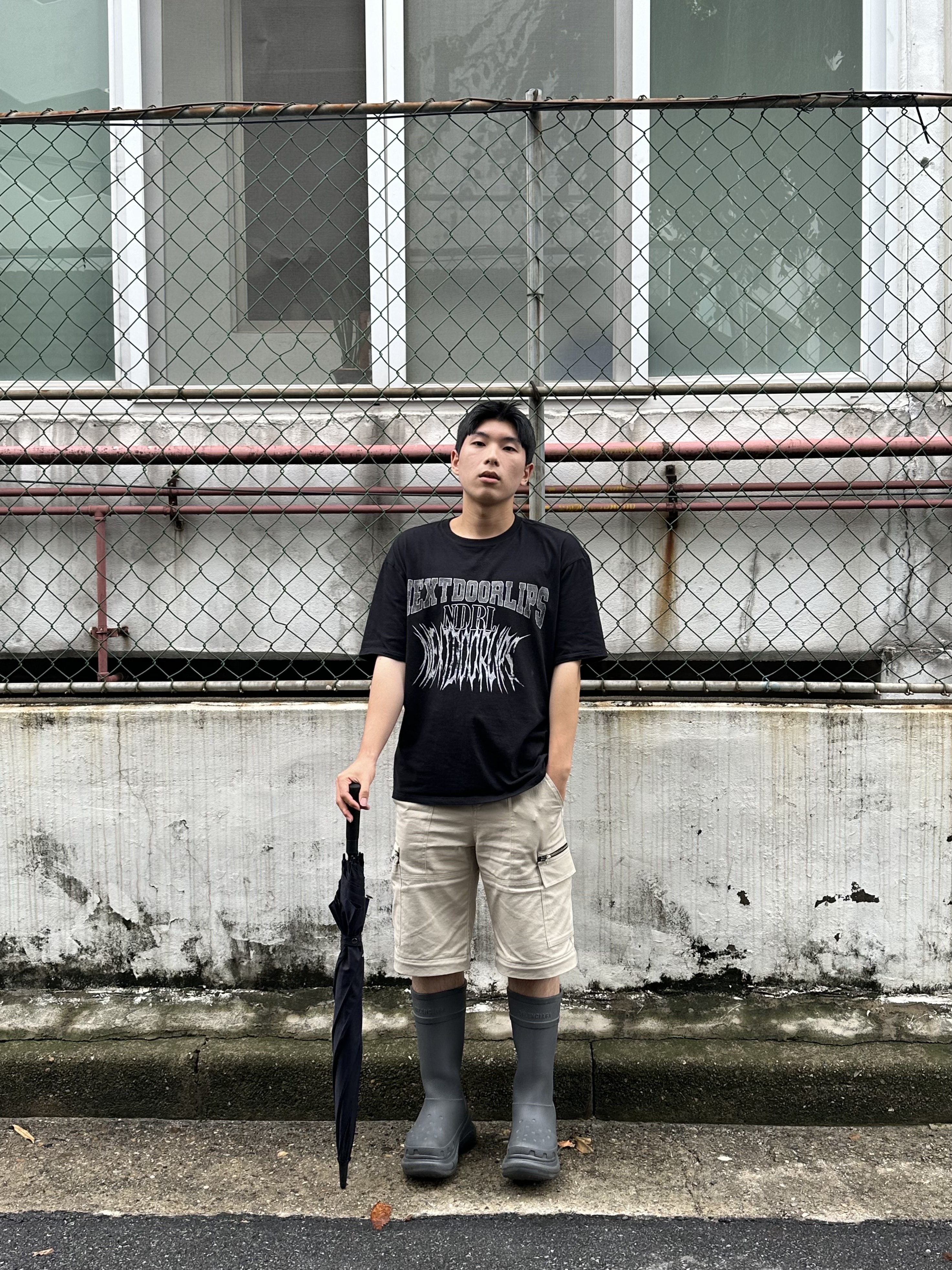 Balenciaga x Crocs Rubber Boot Grey 착용 스타일 - 1