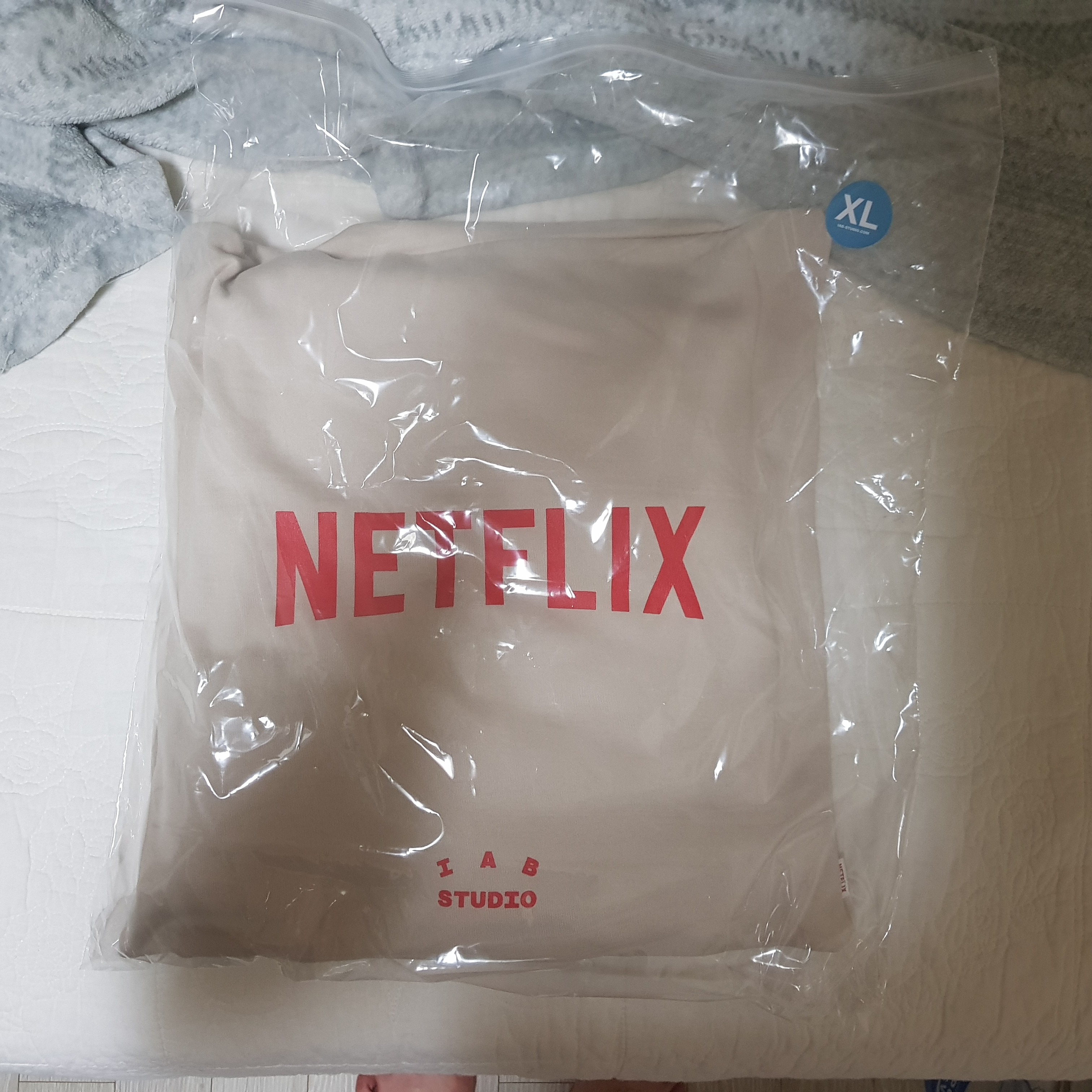 IAB Studio x Netflix Pajama Cushion Cover Set Oatmeal 착용 스타일