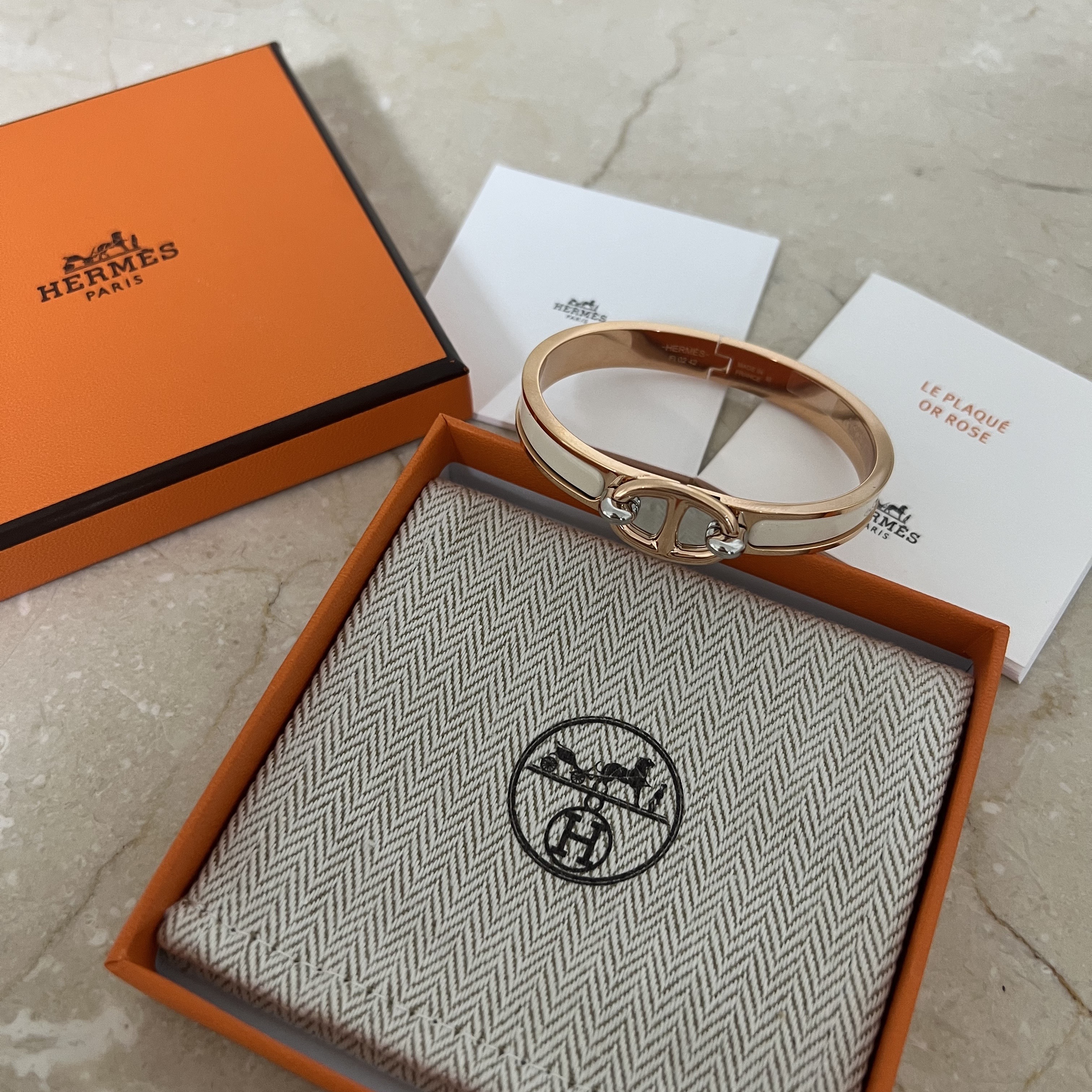 (W) Hermes Mini Clic Chaine D'Ancre Bracelet Rose Gold & Creme 착용 스타일