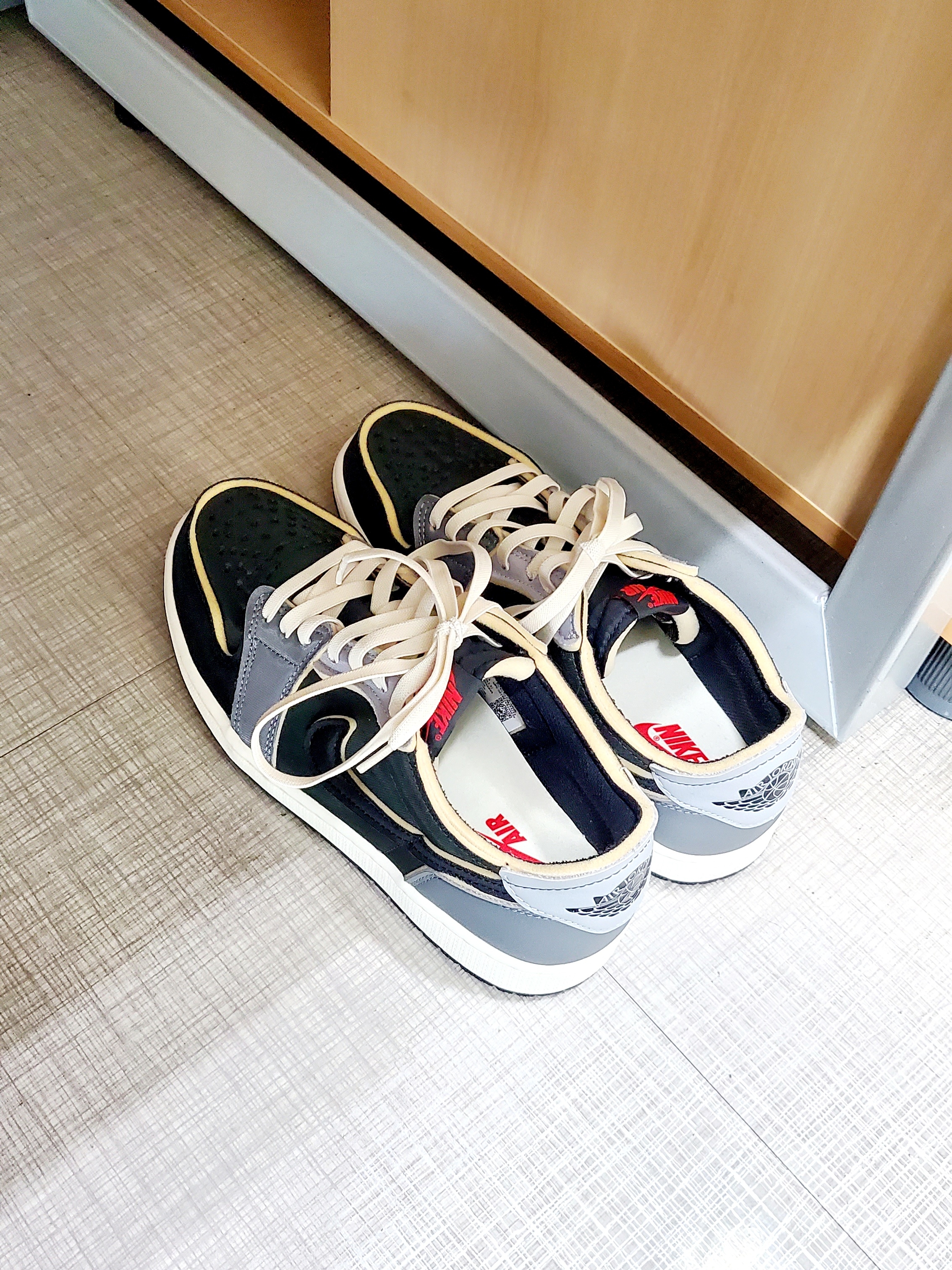 Jordan 1 Retro Low OG EX Black and Smoke Grey 착용 스타일 - 4