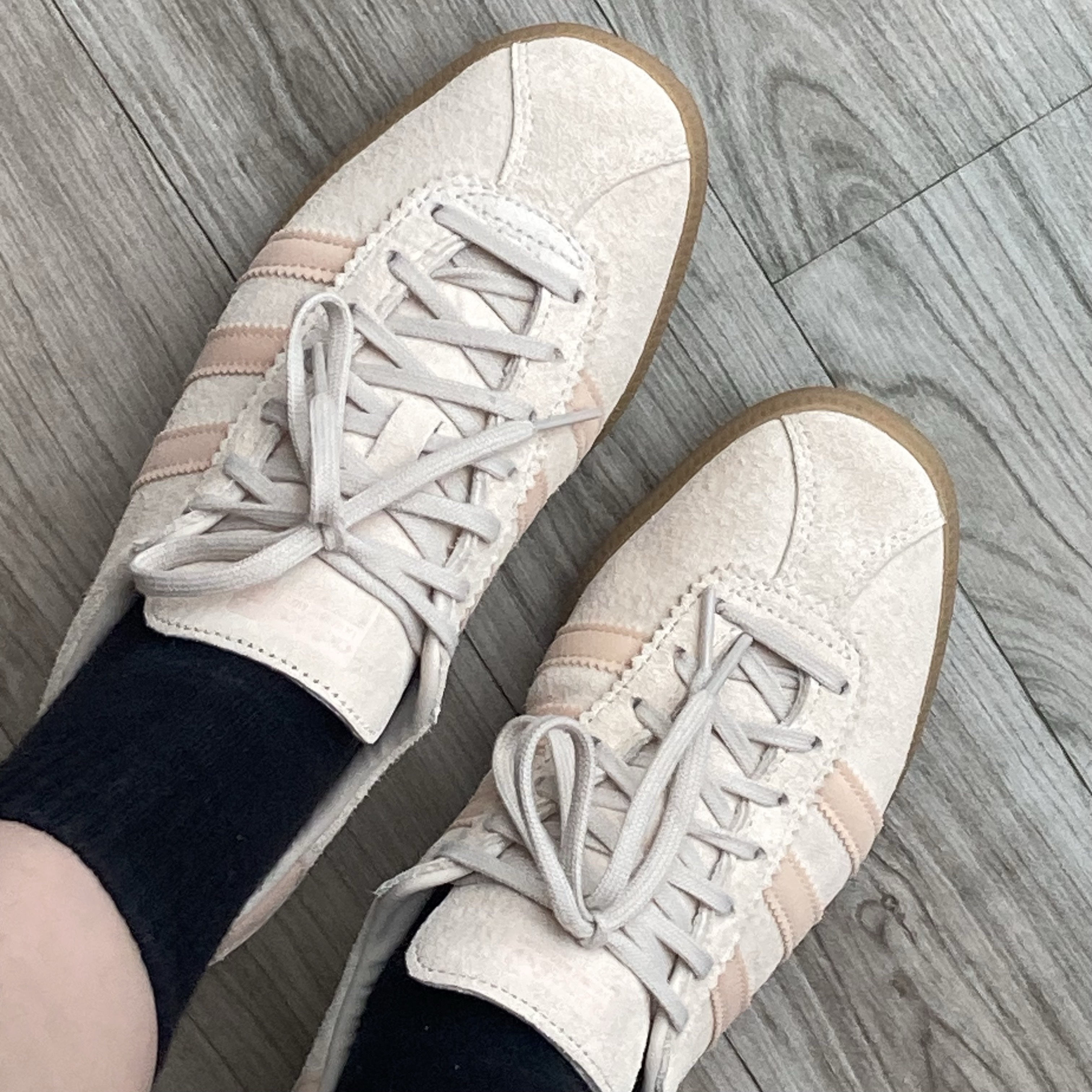 Adidas Bermuda Wonder White, (W) Adidas x Sporty & Rich V-Neck Crew Sweatshirt Cream White - US Sizing 착용 스타일 - 2