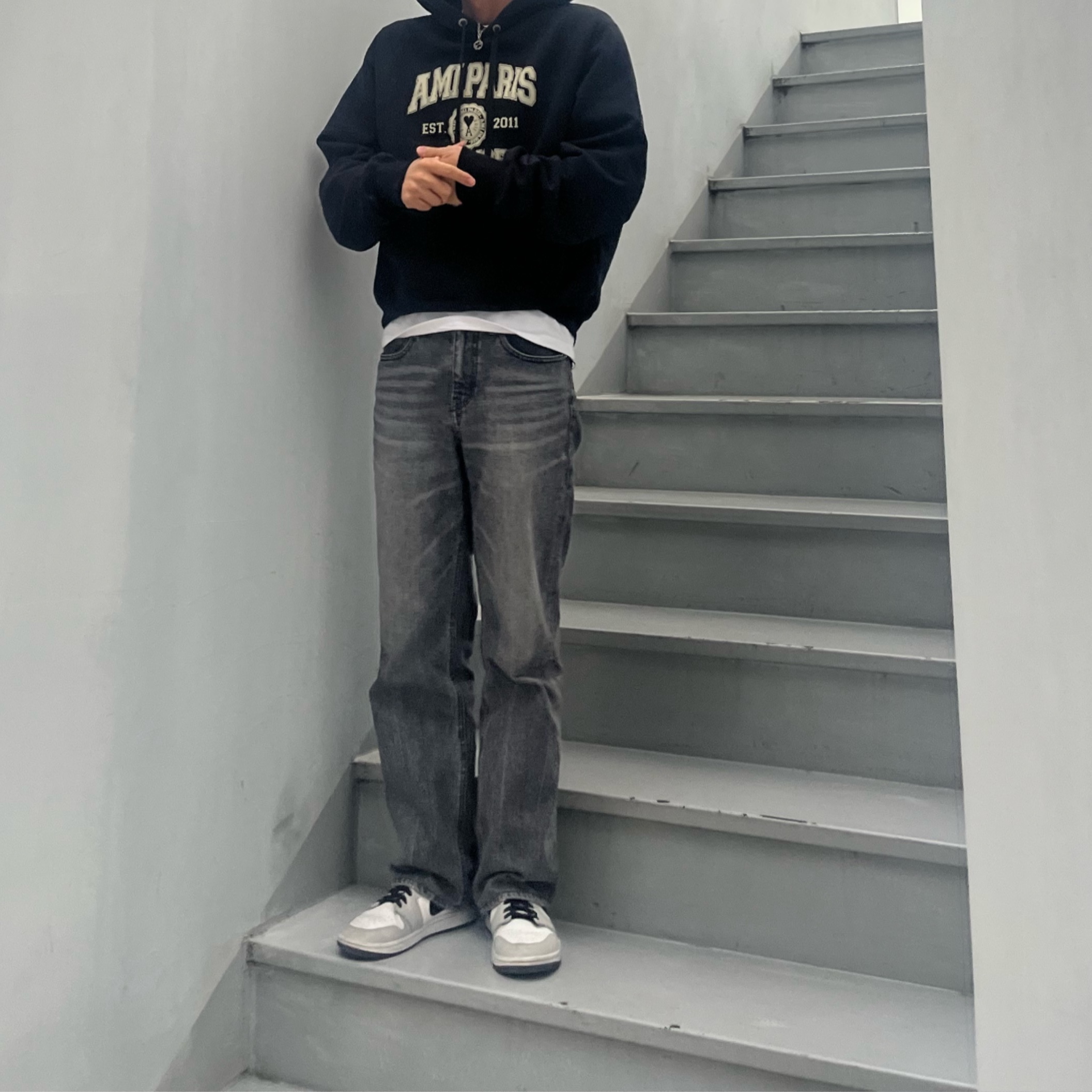 Ami Paris France Hood Sweatshirt Black 착용 스타일 - 1
