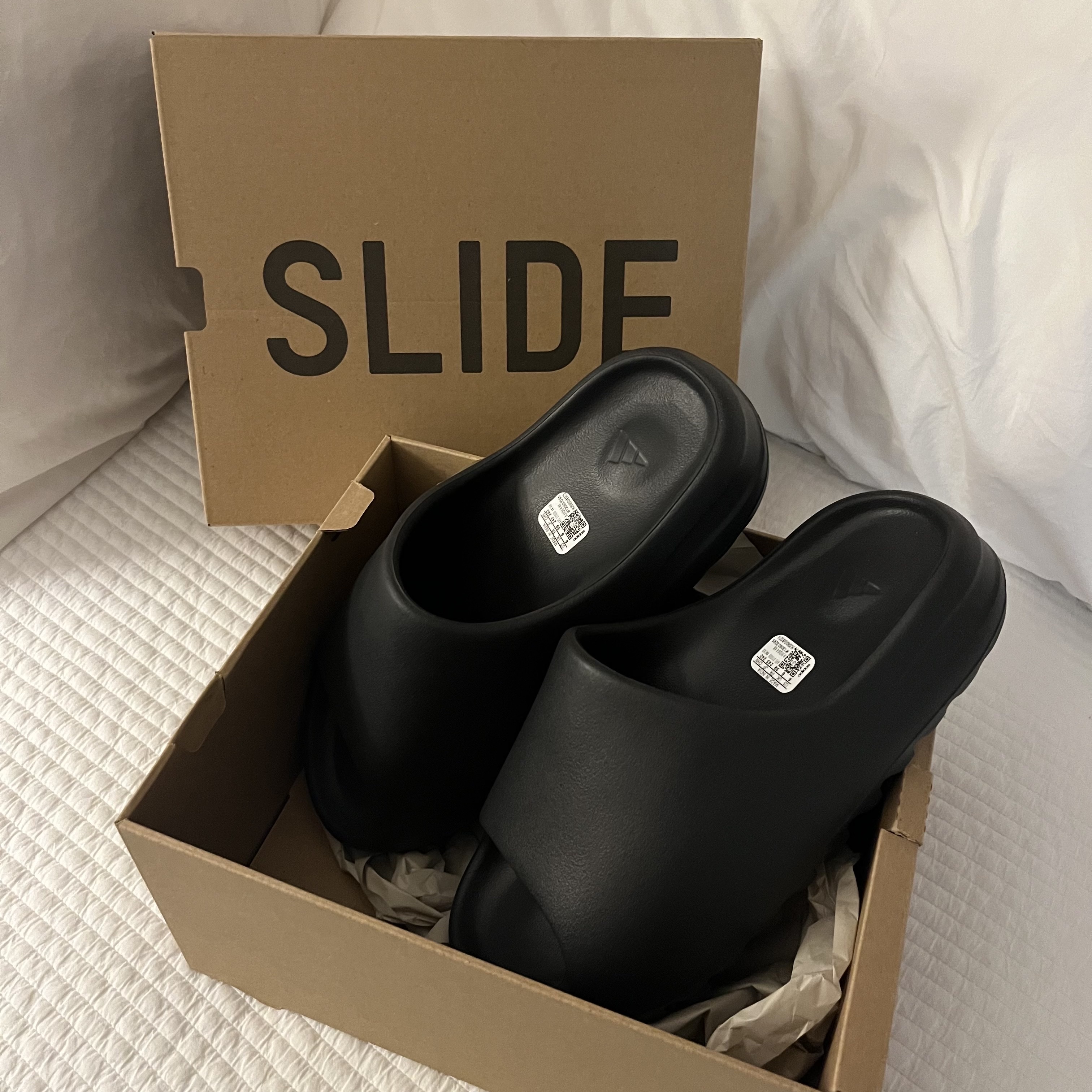 Adidas Yeezy Slide Onyx 착용 스타일 - 2