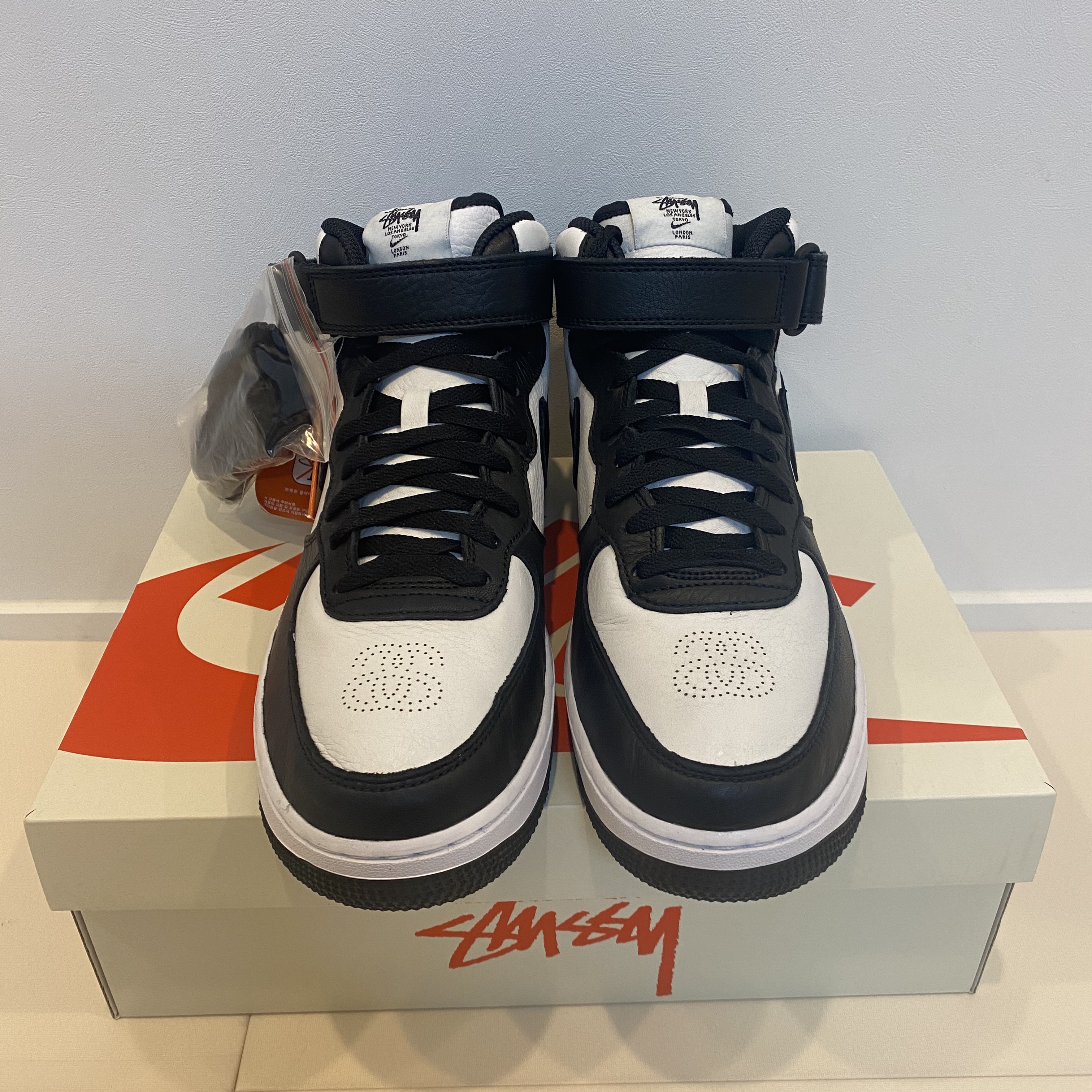 Nike x Stussy Air Force 1 '07 Mid SP Black and Light Bone 착용 스타일 - 1