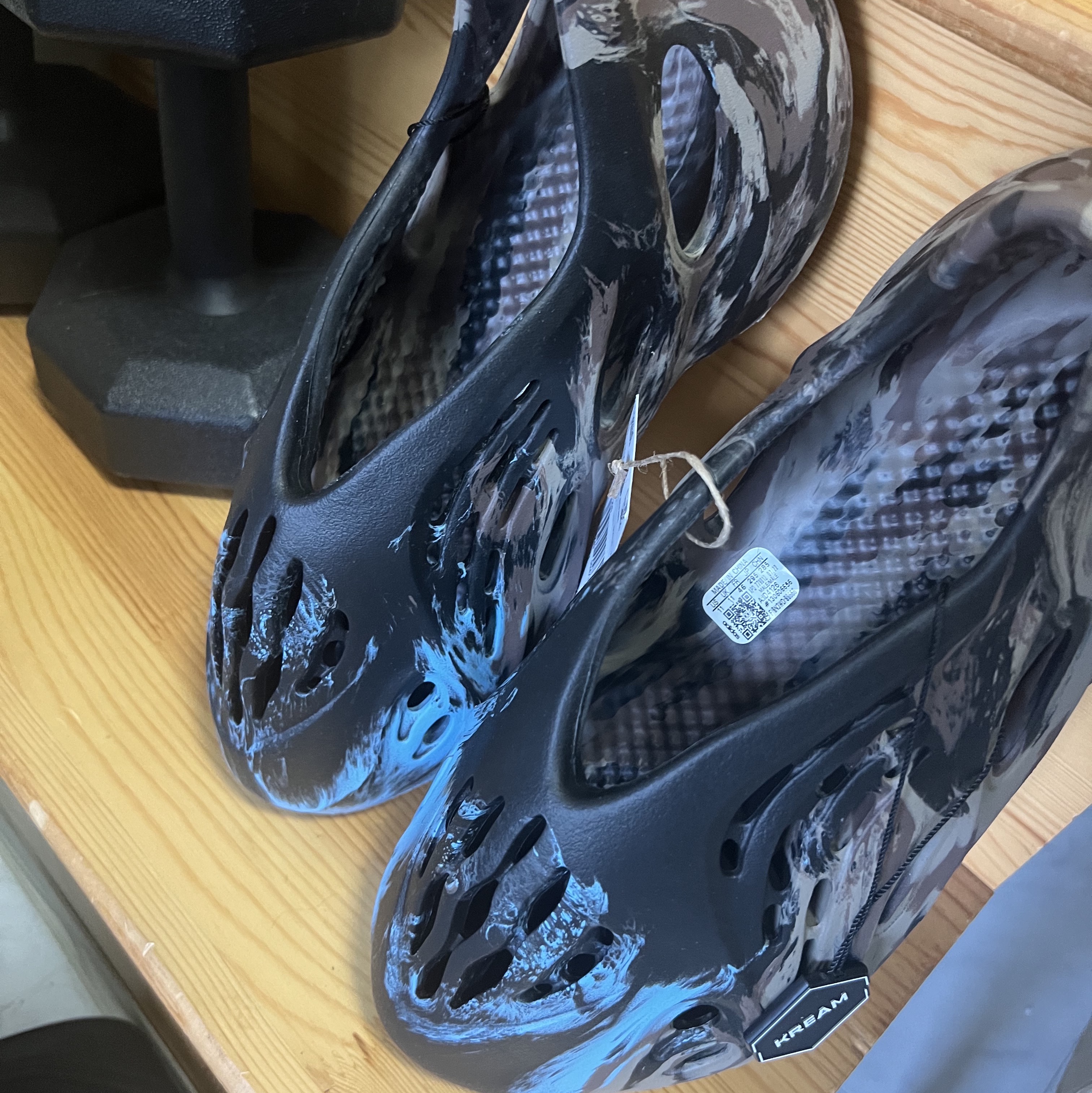 Adidas Yeezy Foam RNNR MX Cinder 착용 스타일