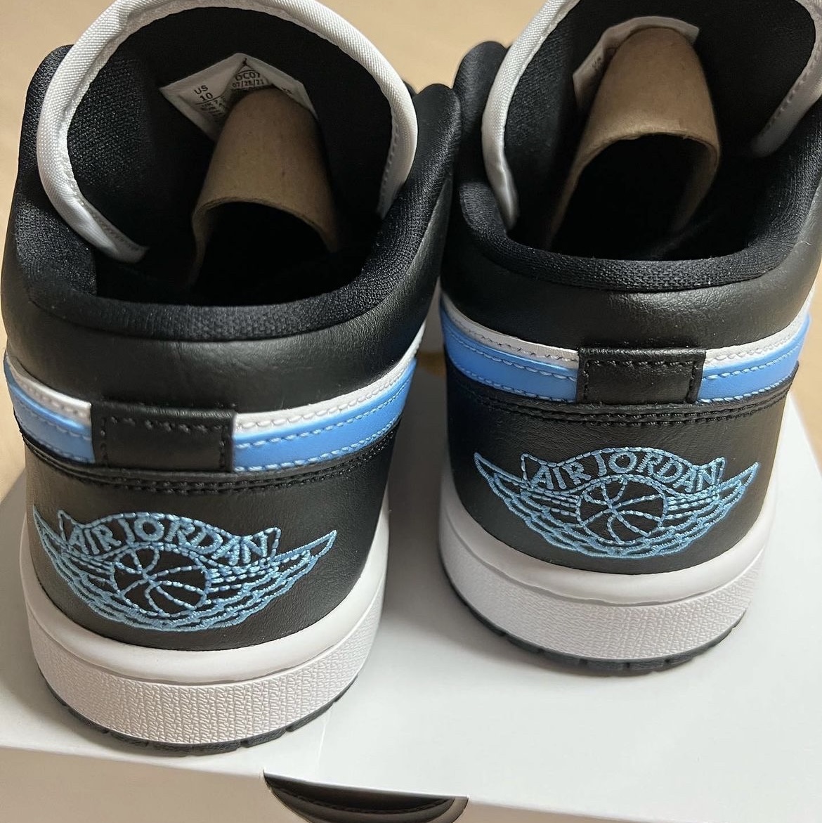 (W) Jordan 1 Low Black University Blue 착용 스타일 - 2