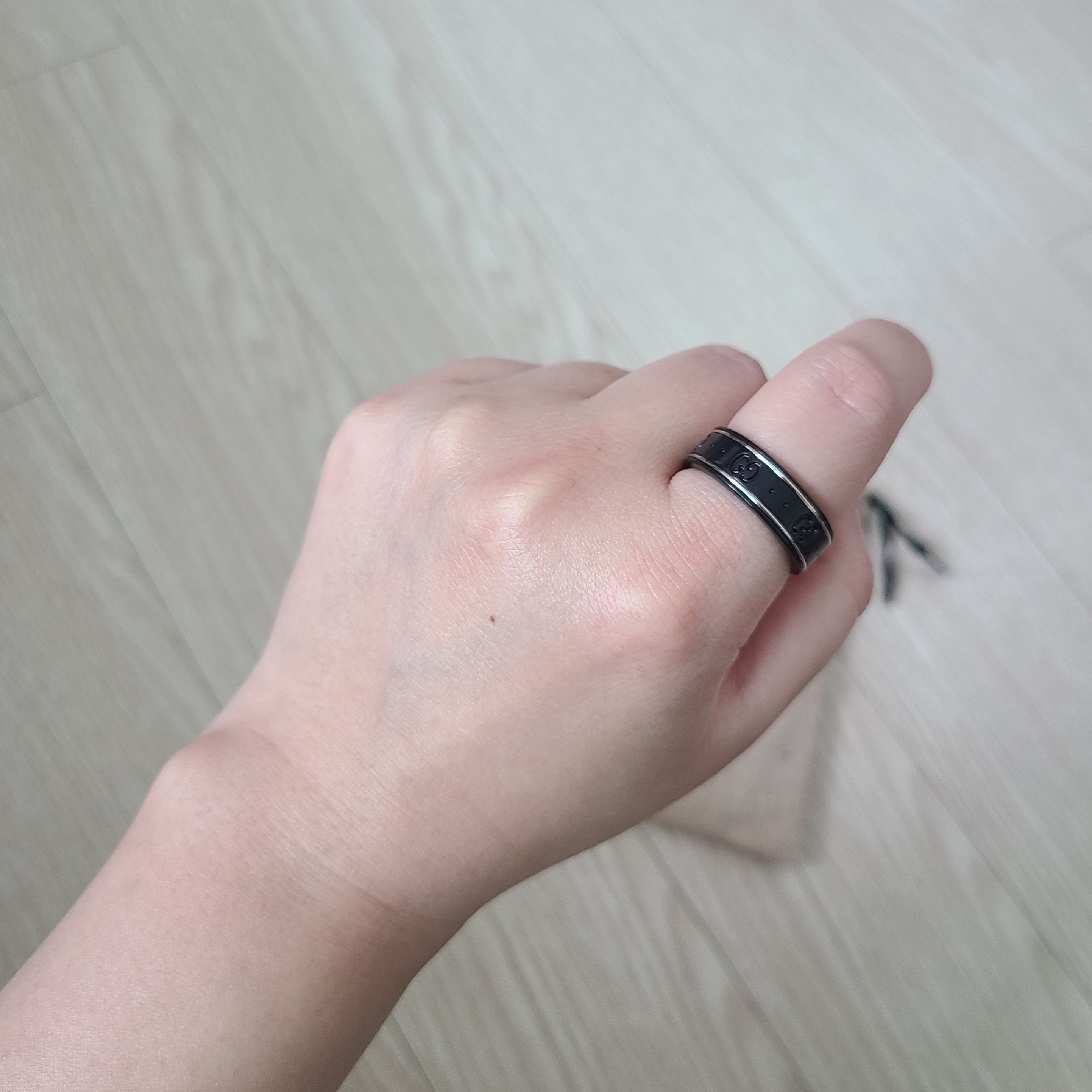 Gucci Icon Thin Band 18K White Gold Black 착용 스타일