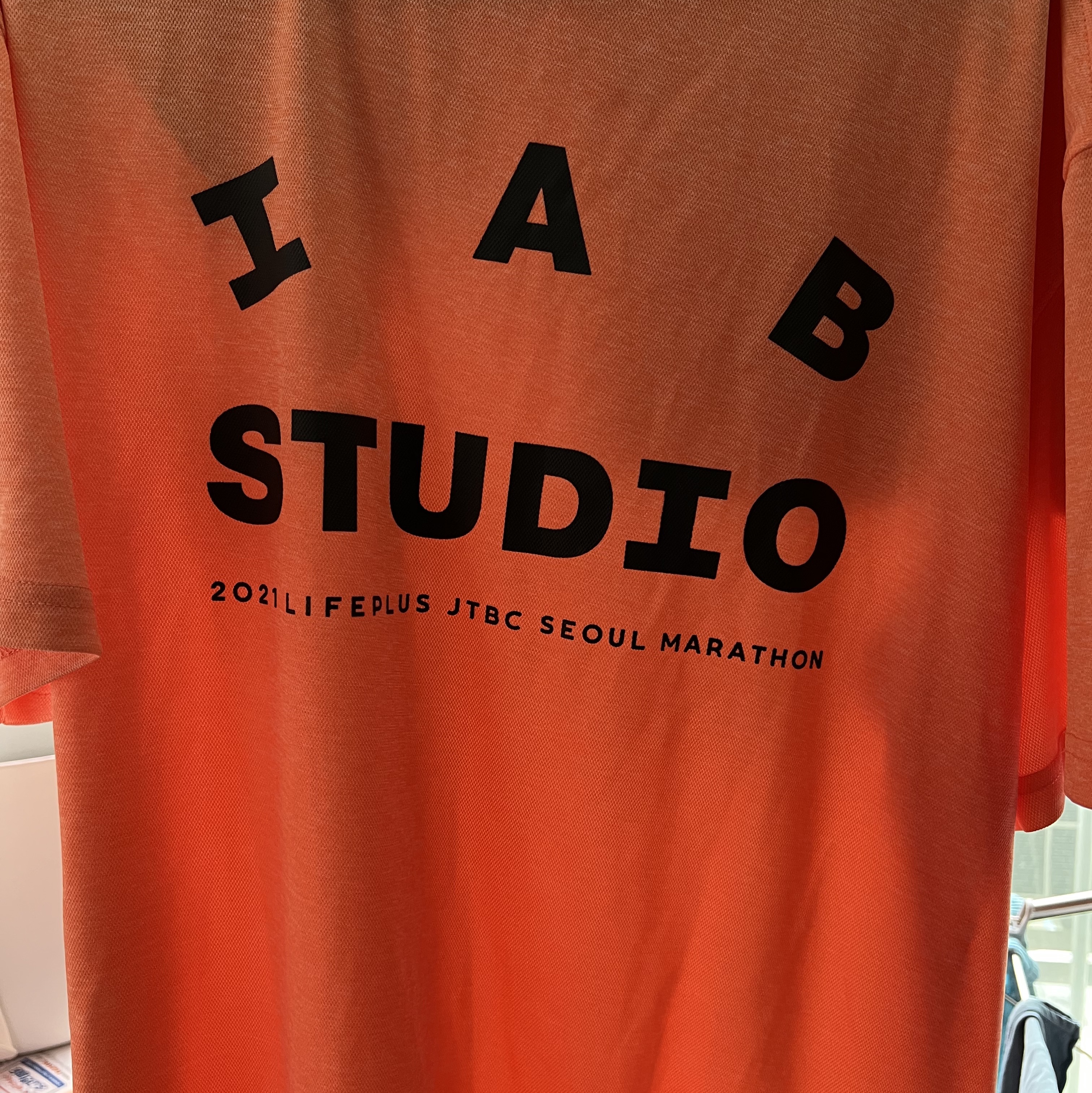 IAB Studio x JTBC 2021 Life Plus Seoul Marathon Pack Orange 착용 스타일