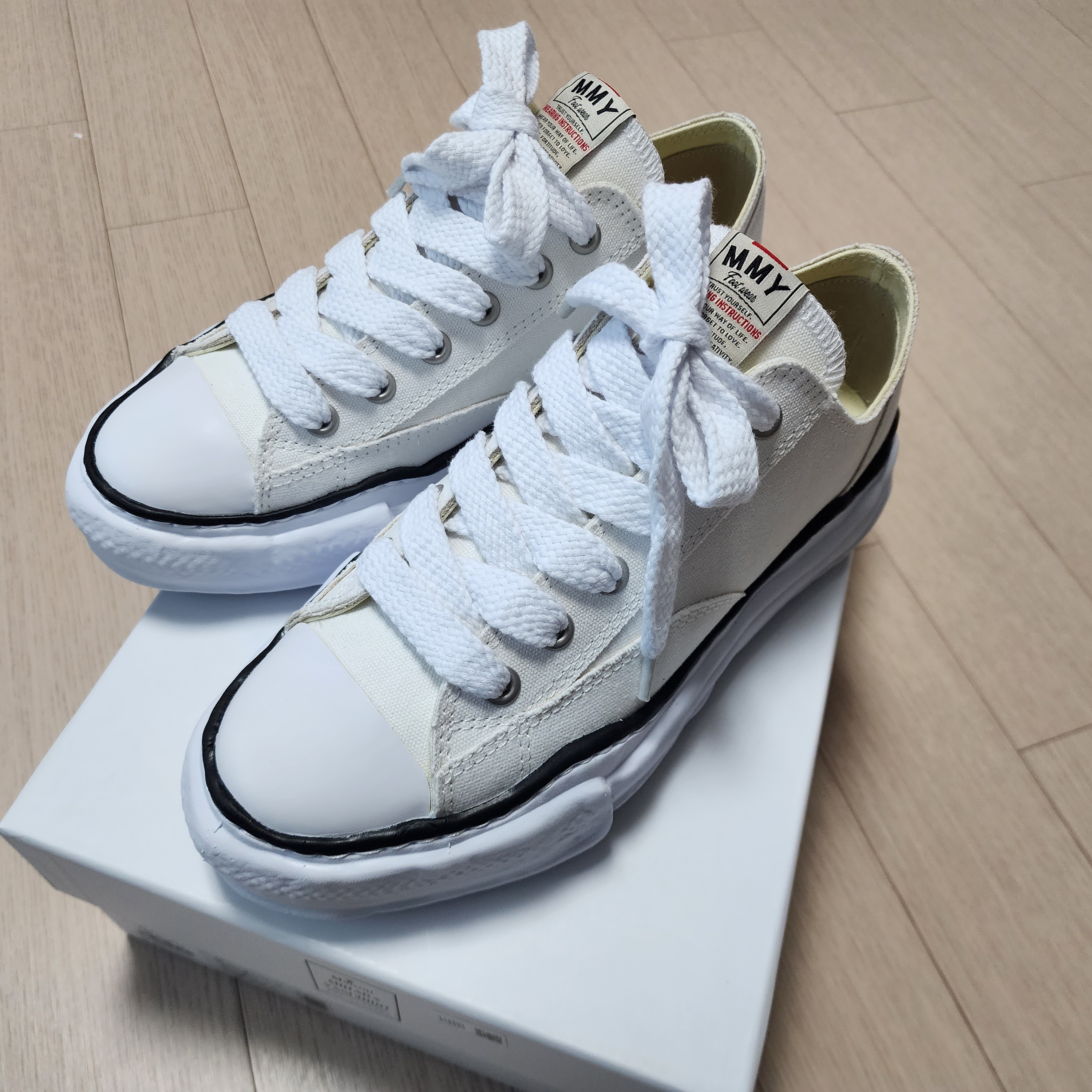 Maison Mihara Yasuhiro Peterson OG Sole Canvas Low Sneakers White 착용 스타일