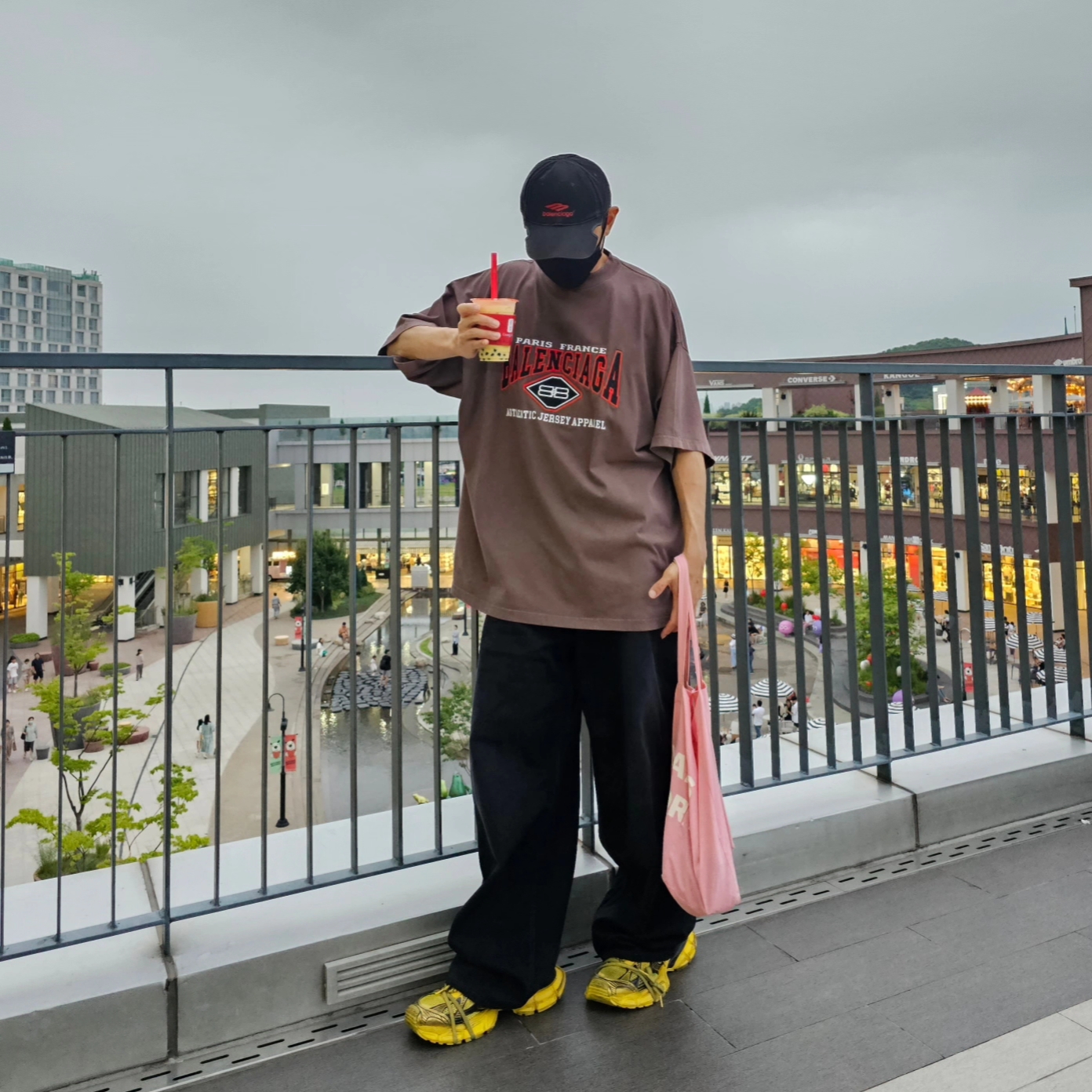 Balenciaga Logo Cotton Oversized T-Shirt Black, Balenciaga 3XL Sneakers Yellow Black 착용 스타일 - 1