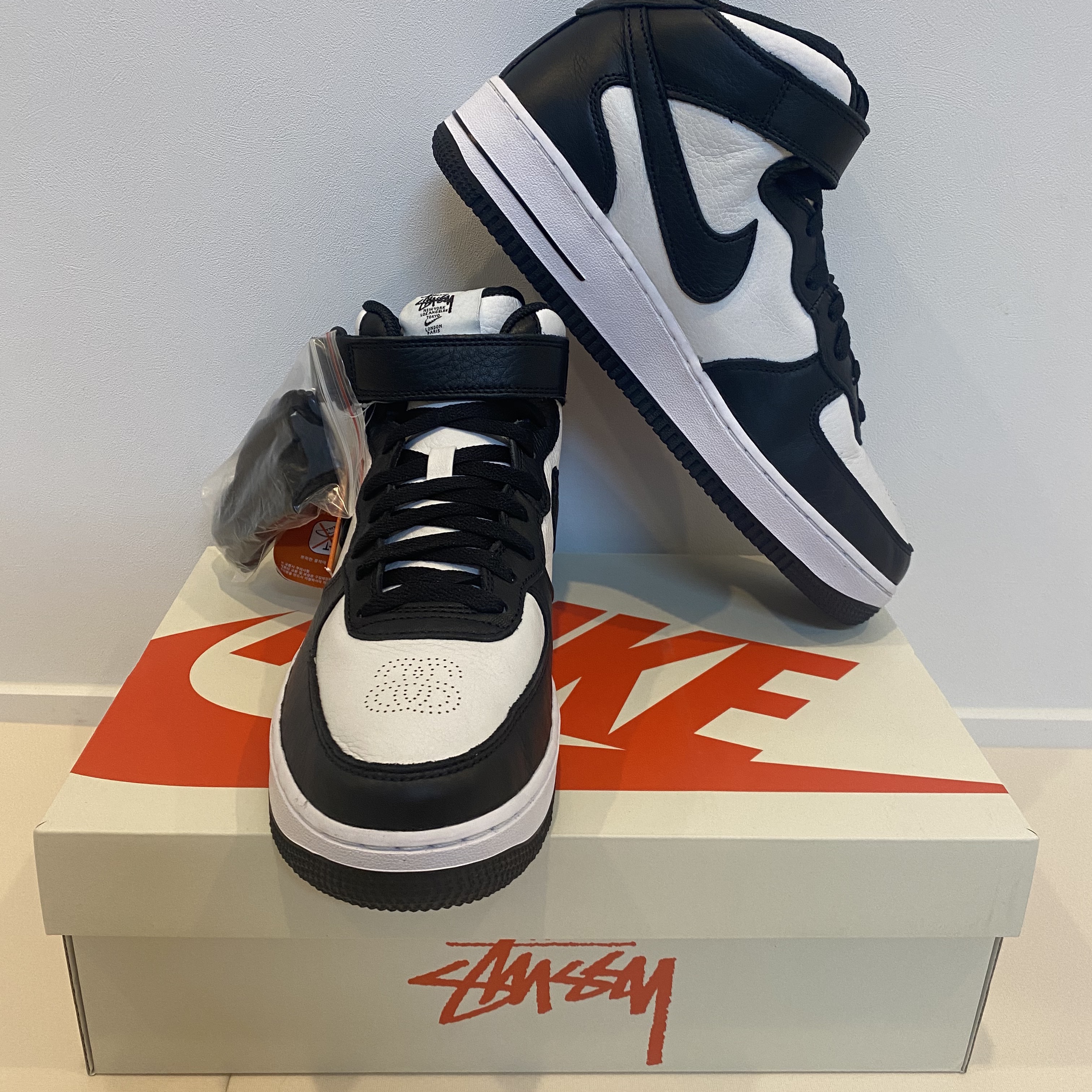 Nike x Stussy Air Force 1 '07 Mid SP Black and Light Bone 착용 스타일 - 2