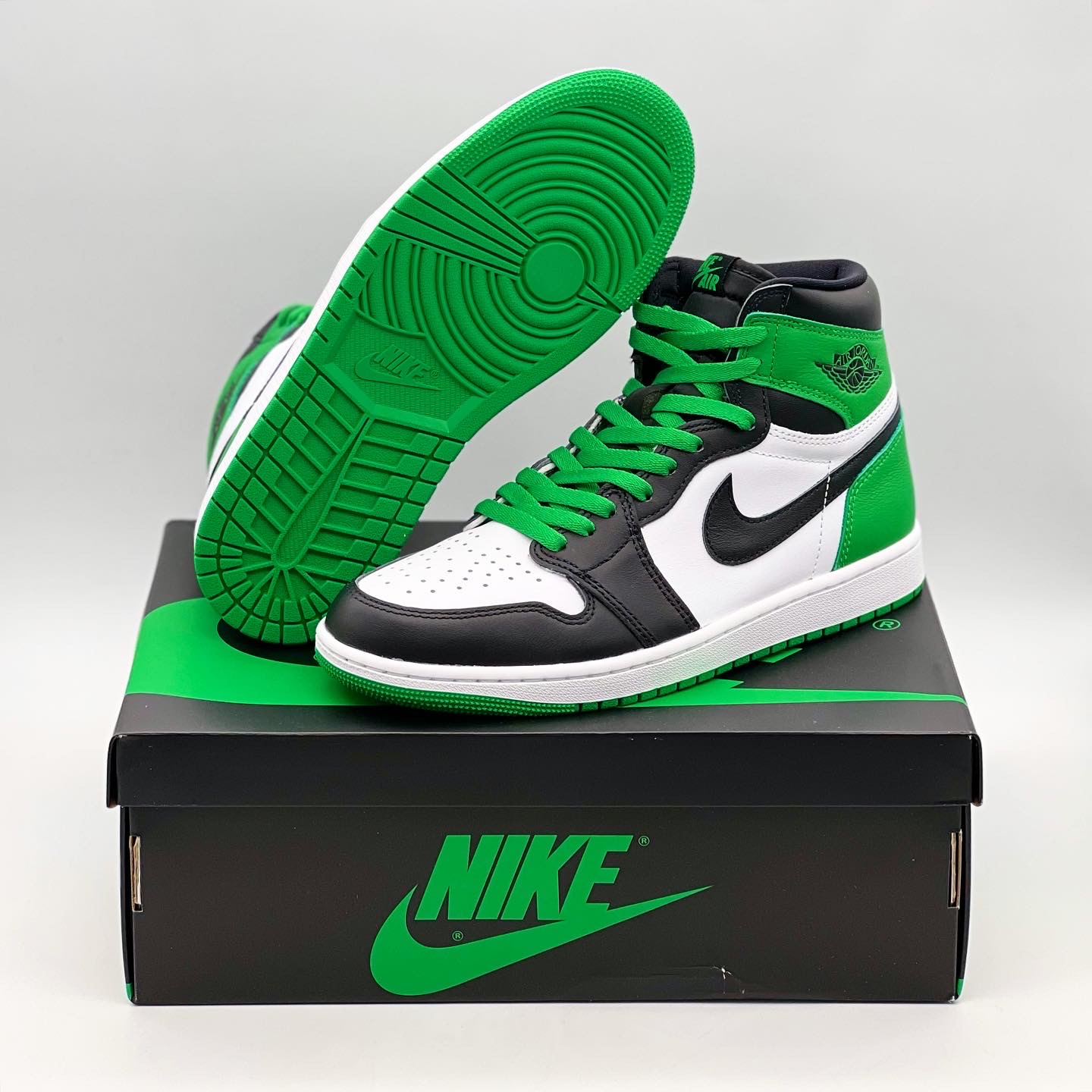 Jordan 1 Retro High OG Black and Lucky Green 착용 스타일 - 1